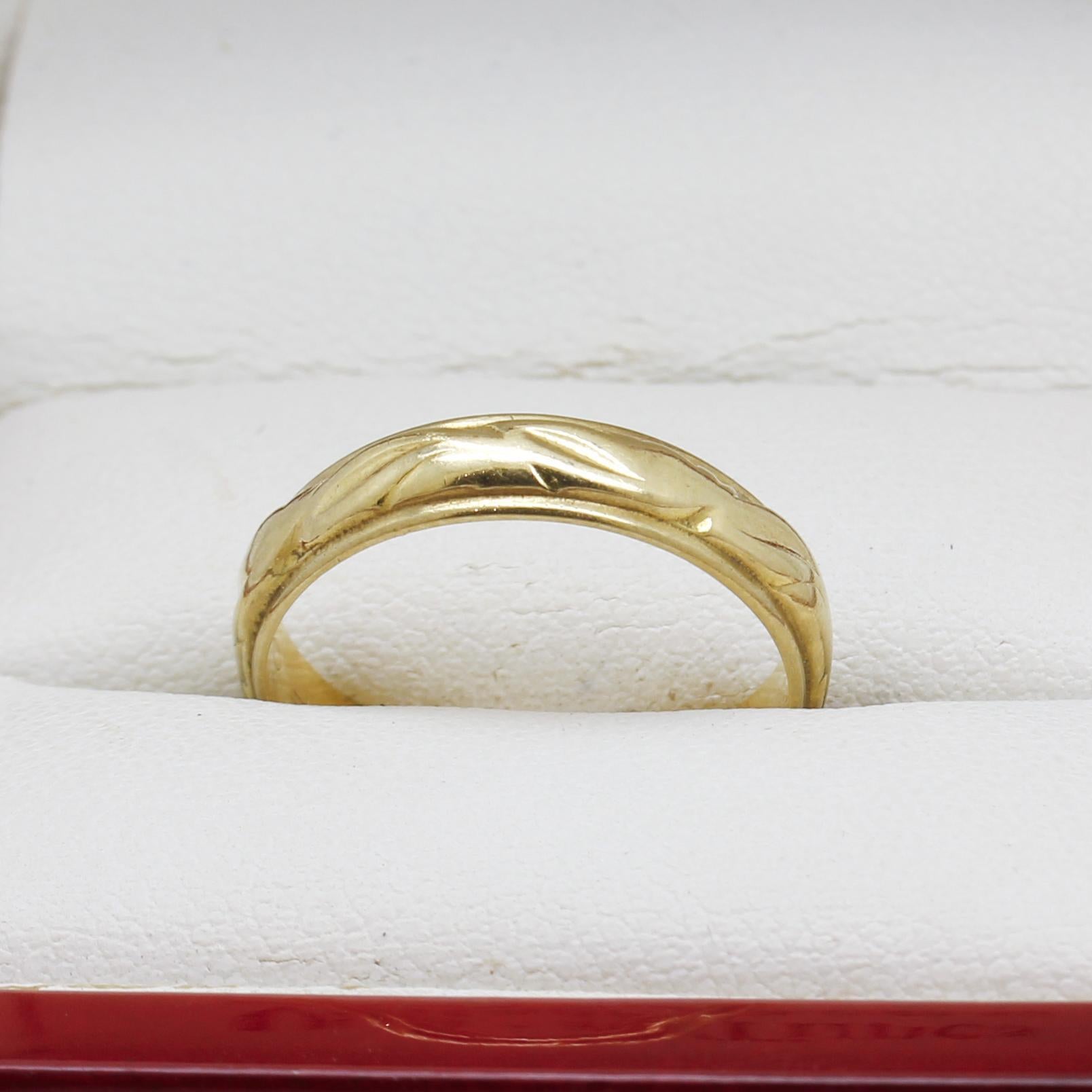 Vintage Women's Engraved Gold Wedding Band In Good Condition For Sale In BALMAIN, NSW