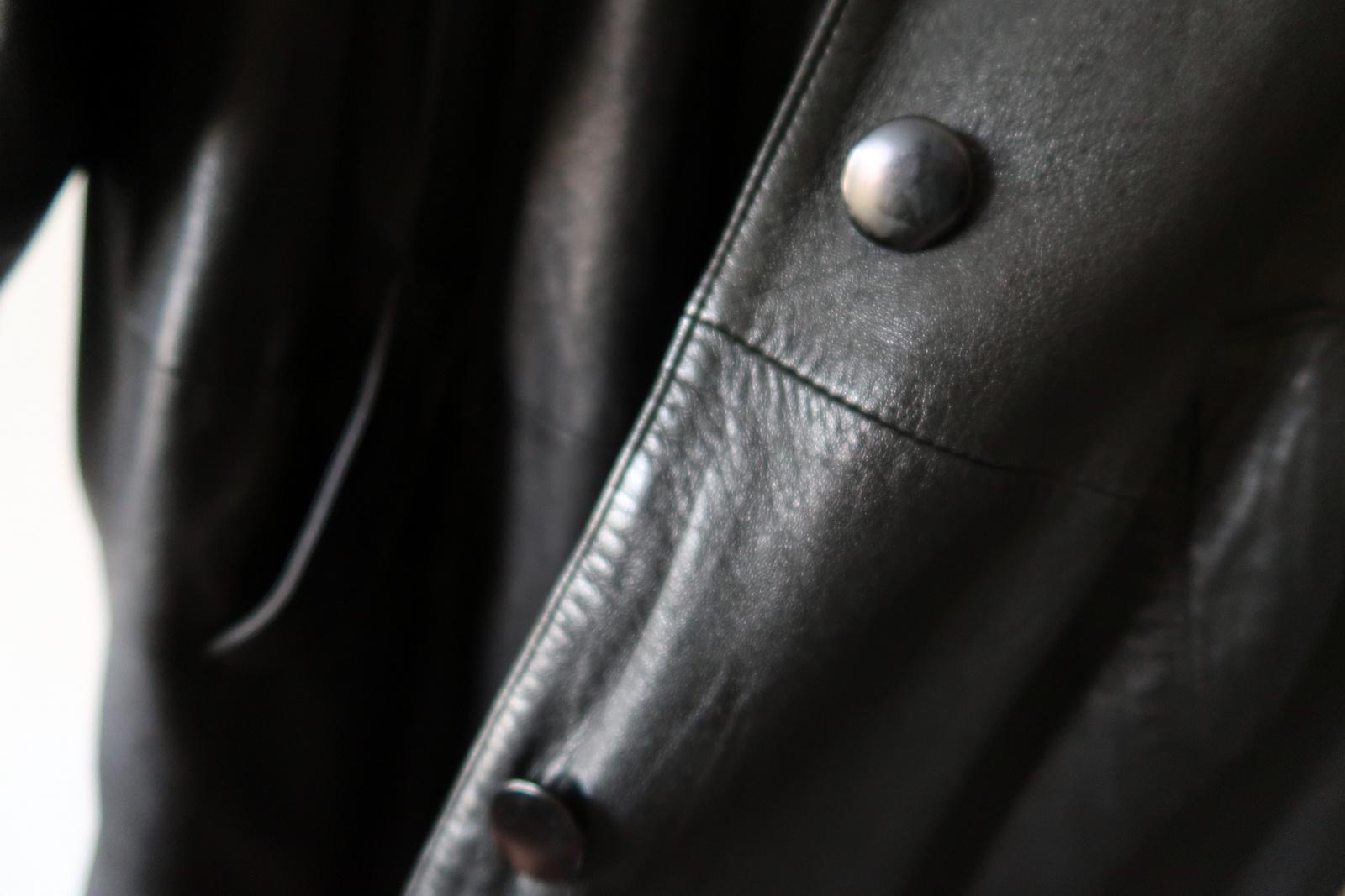Vintage Damen Ledermantel aus der UdSSR: Timeless Elegance in Schwarz, 1J92 im Zustand „Gut“ im Angebot in Bordeaux, FR