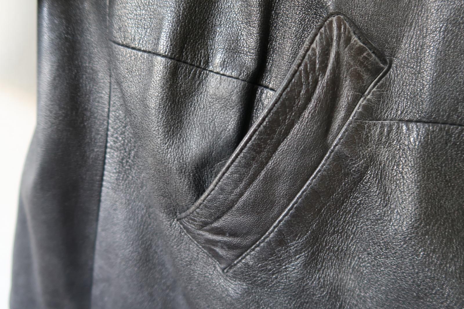 Vintage Damen Ledermantel aus der UdSSR: Timeless Elegance in Schwarz, 1J92 im Angebot 1