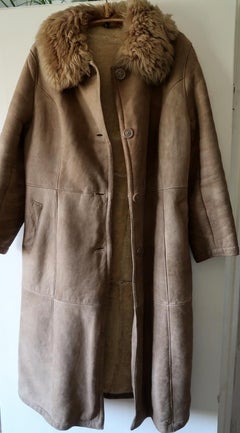 Cappotto vintage da donna in pelle di pecora dell'URSS: Eleganza senza tempo in marrone, 1J93