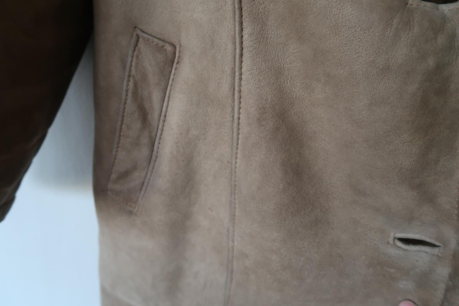 Vintage Damen Schafsfellmantel aus der UdSSR: Timeless Elegance in Brown, 1J93 im Zustand „Gut“ im Angebot in Bordeaux, FR