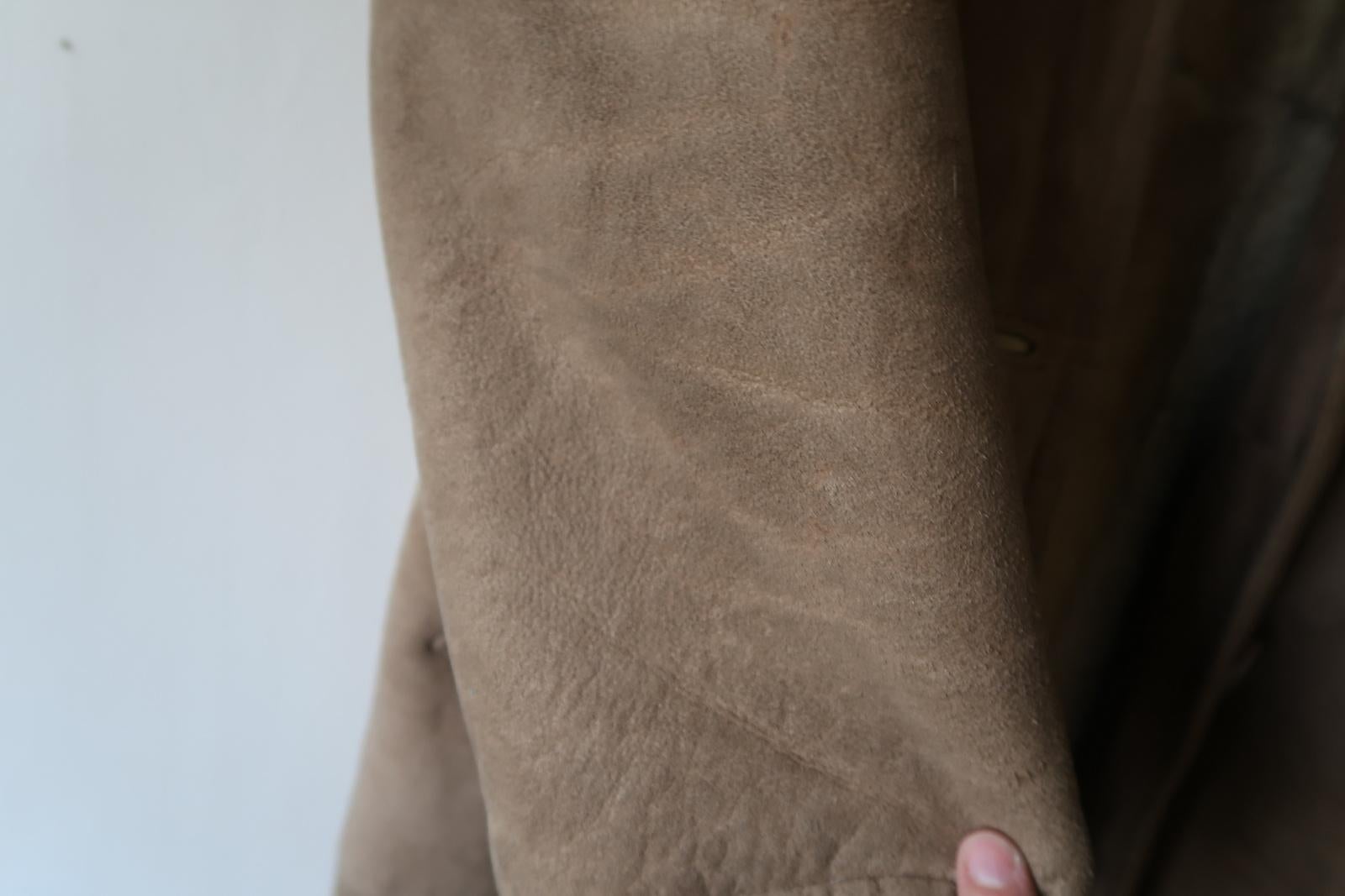 Vintage Damen Schafsfellmantel aus der UdSSR: Timeless Elegance in Brown, 1J93 (Ende des 20. Jahrhunderts) im Angebot