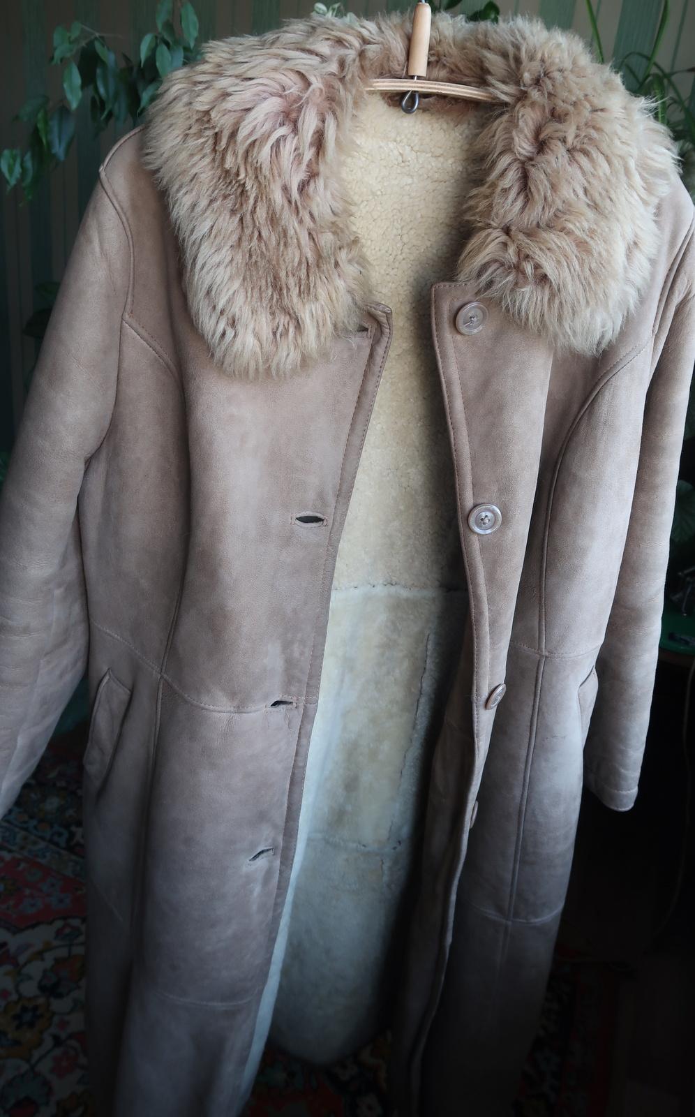 Vintage Damen Schafsfellmantel aus der UdSSR: Timeless Elegance in Brown, 1J93 im Angebot 4