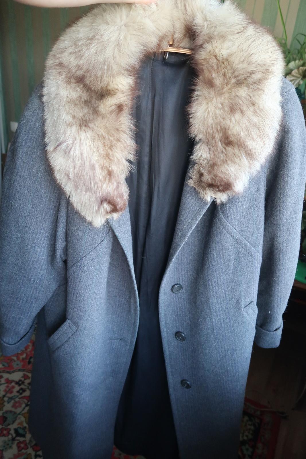 Vintage Wollmantel für Frauen aus der UdSSR: Timeless Elegance mit Zobelkragen, 1J94 im Angebot 5