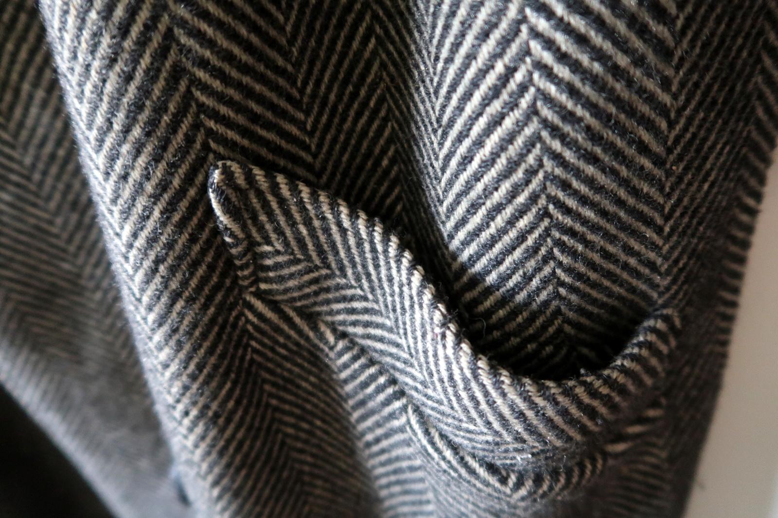 Cappotto di lana da donna vintage dell'URSS: Eleganza classica in bianco e nero, 1J90 in vendita 7