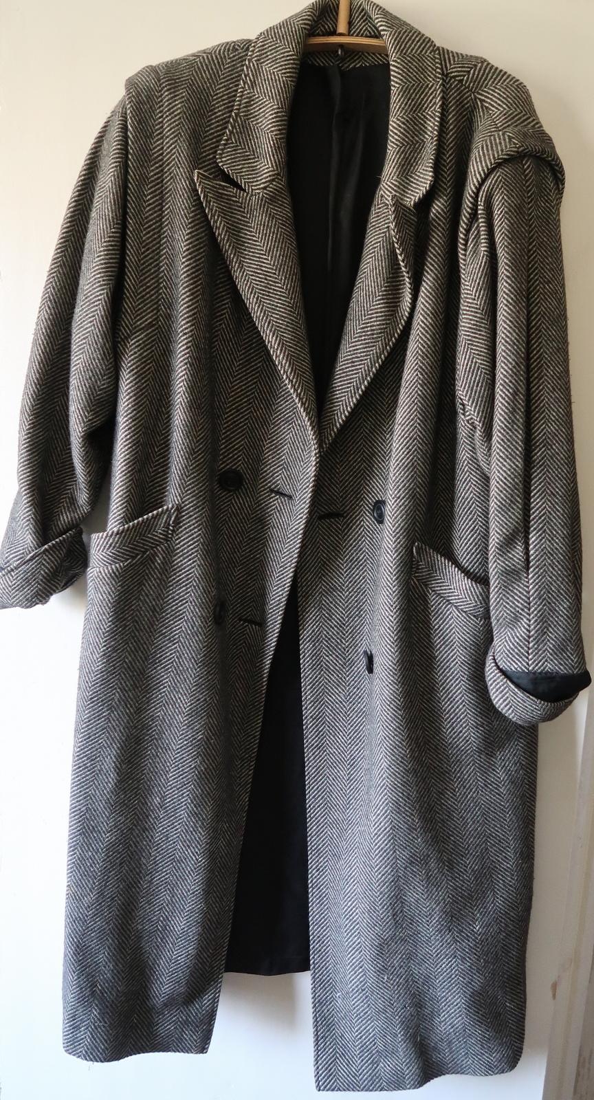Fine XX secolo Cappotto di lana da donna vintage dell'URSS: Eleganza classica in bianco e nero, 1J90 in vendita