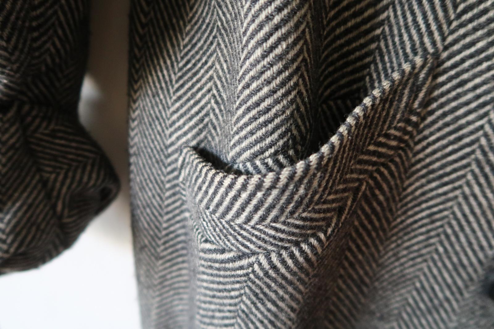 Cappotto di lana da donna vintage dell'URSS: Eleganza classica in bianco e nero, 1J90 in vendita 2