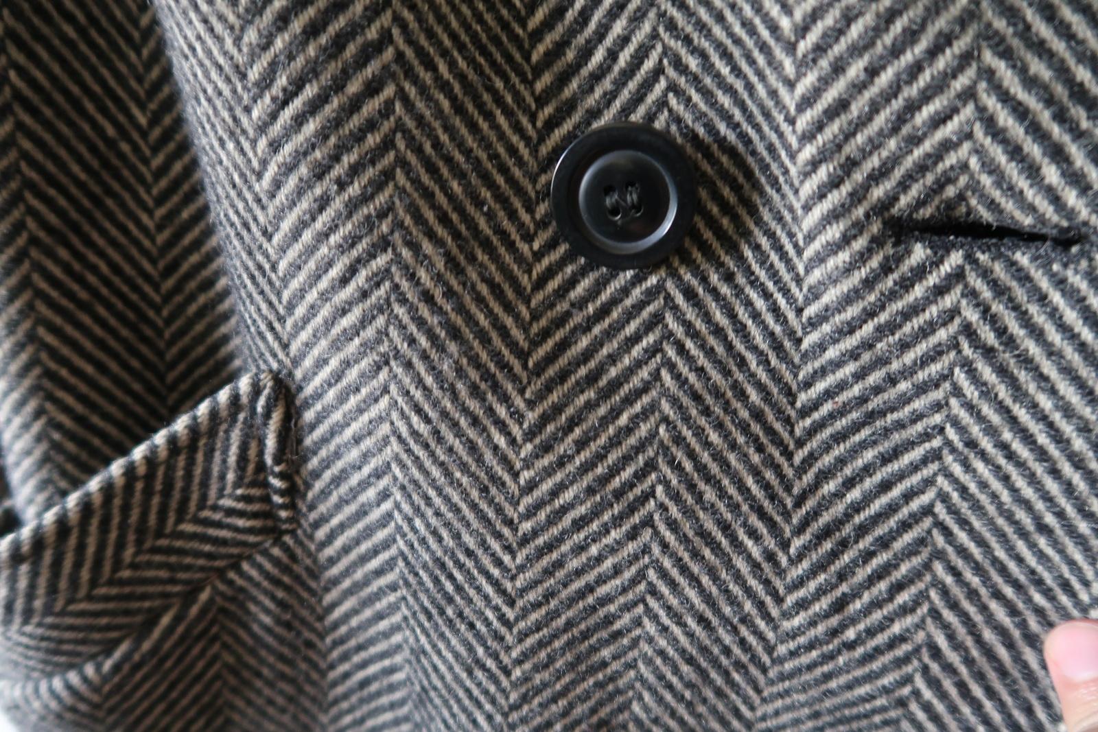 Cappotto di lana da donna vintage dell'URSS: Eleganza classica in bianco e nero, 1J90 in vendita 3