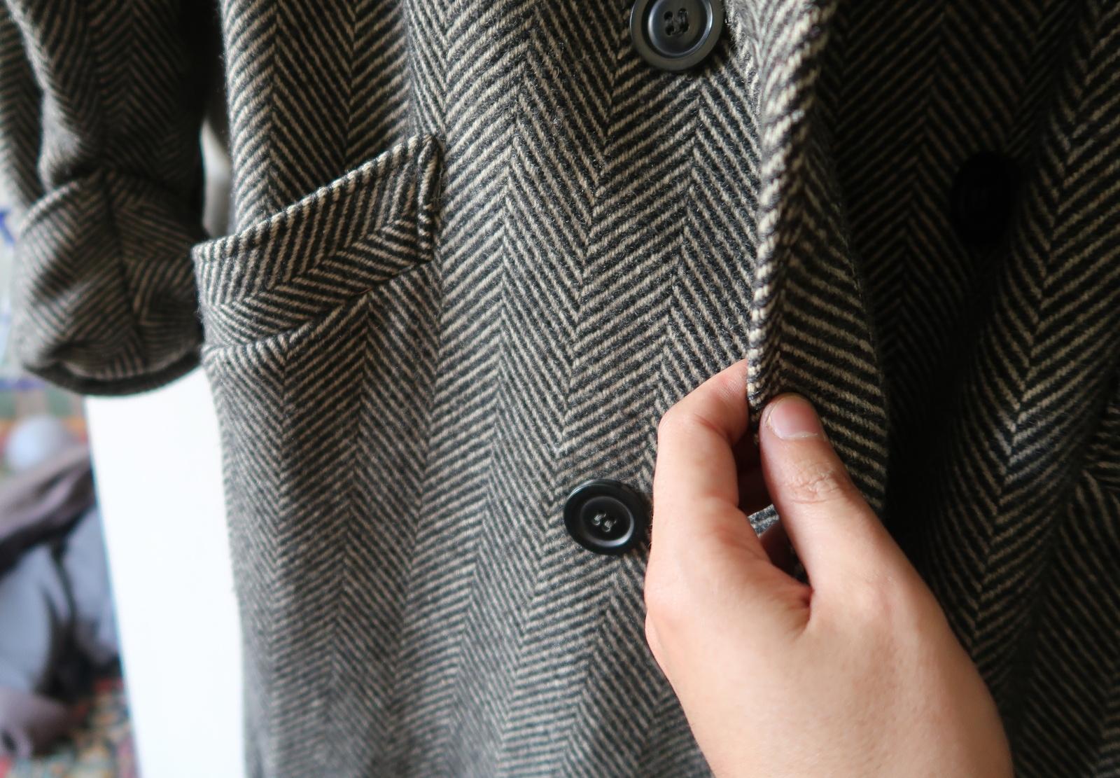Cappotto di lana da donna vintage dell'URSS: Eleganza classica in bianco e nero, 1J90 in vendita 4