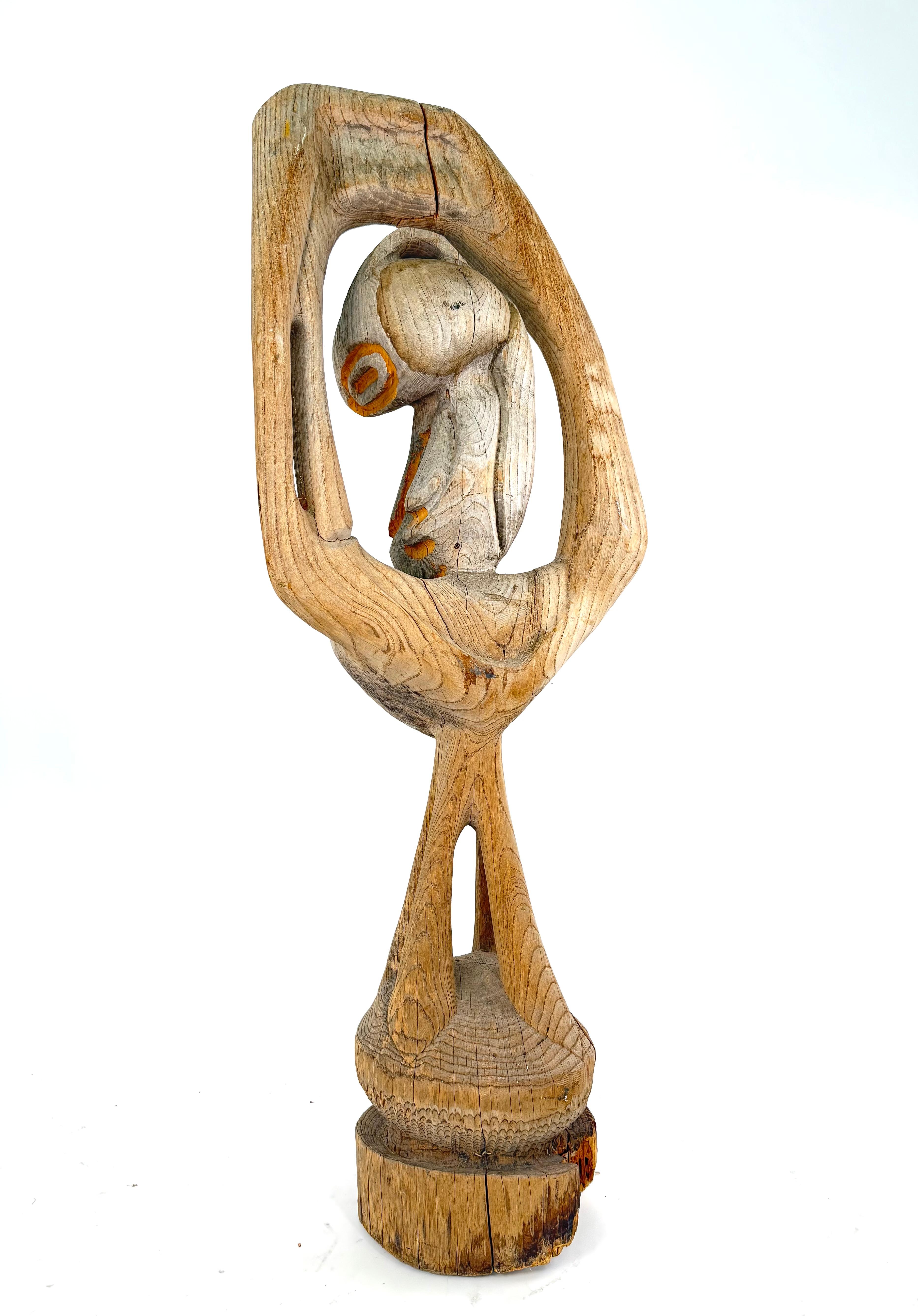 Come è stata trovata, questa alta scultura astratta in legno ha la bellissima finitura originale in legno driftwood.  Questo pezzo è unico nel suo genere e rappresenta un'occasione unica.  La scultura presenta una testa o una figura umana astratta