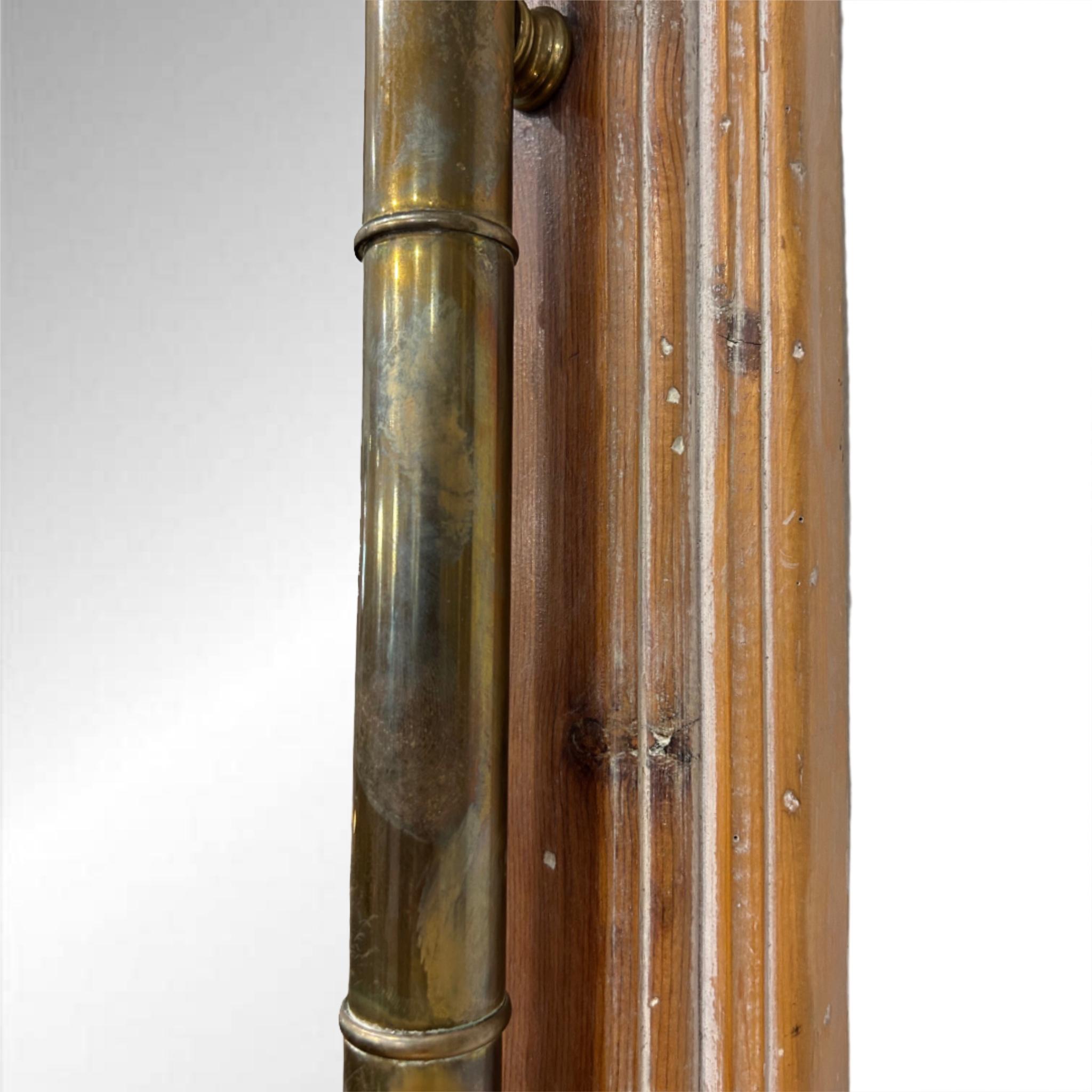 Vintage Holz & Messing Spiegel 

Holzrahmen mit Messingstab-Akzenten 

Natürliche Patina auf Messing

Draht auf der Rückseite zum Aufhängen
