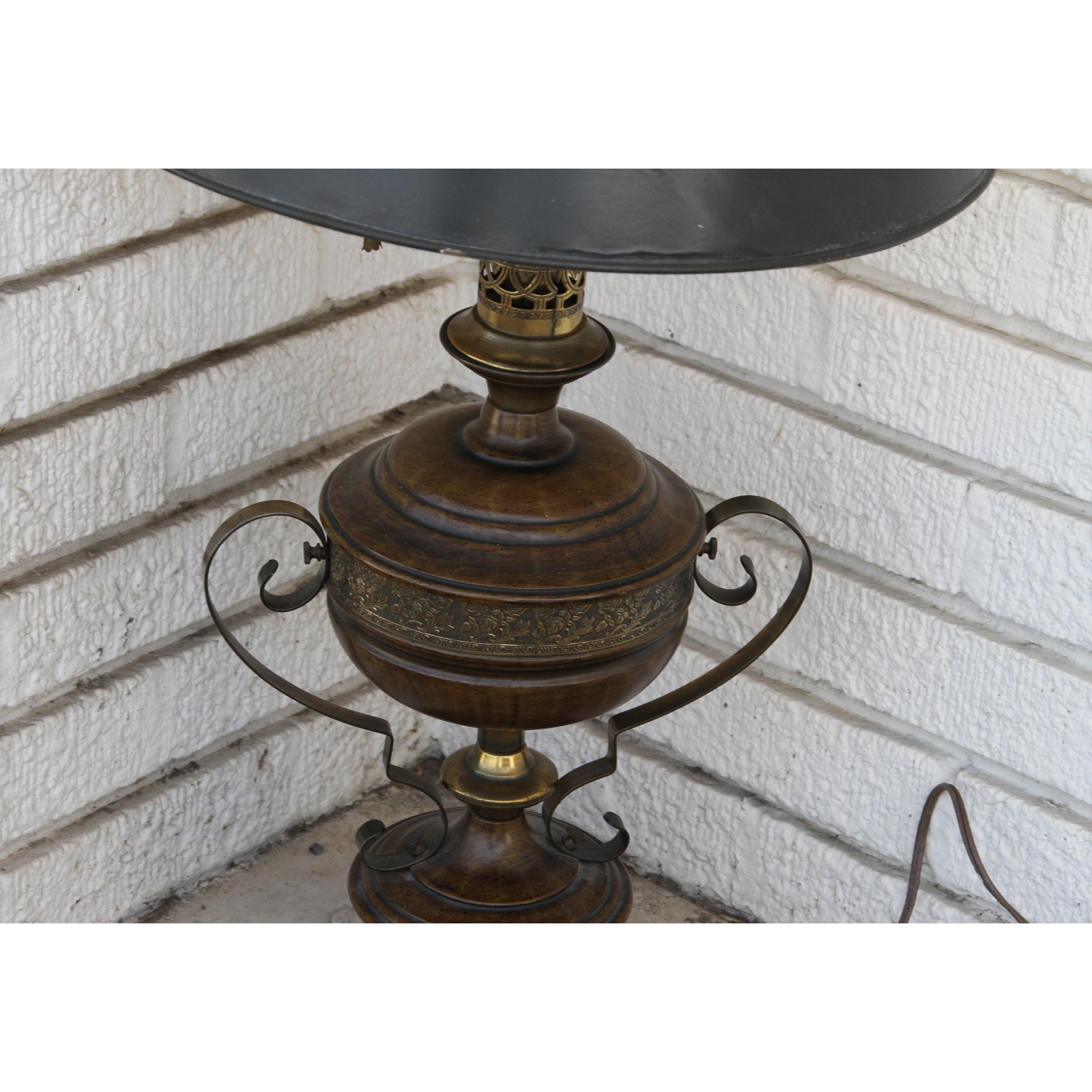 Il s'agit d'une magnifique lampe sculptée en bois avec des accents en laiton. Il possède des bras en volutes et un bel abat-jour noir.