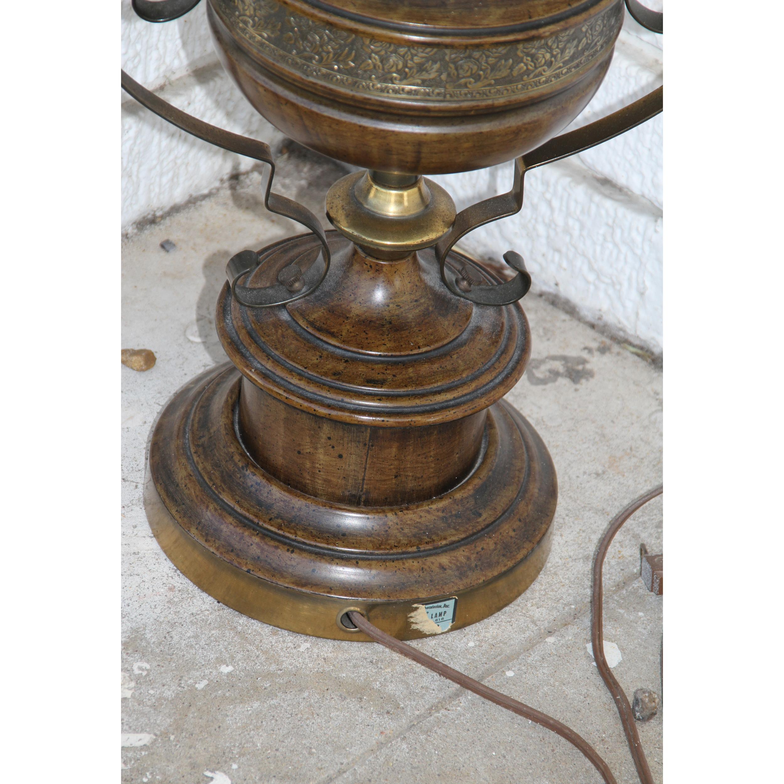 Américain Lampe de table sculpturale vintage en bois et laiton en vente