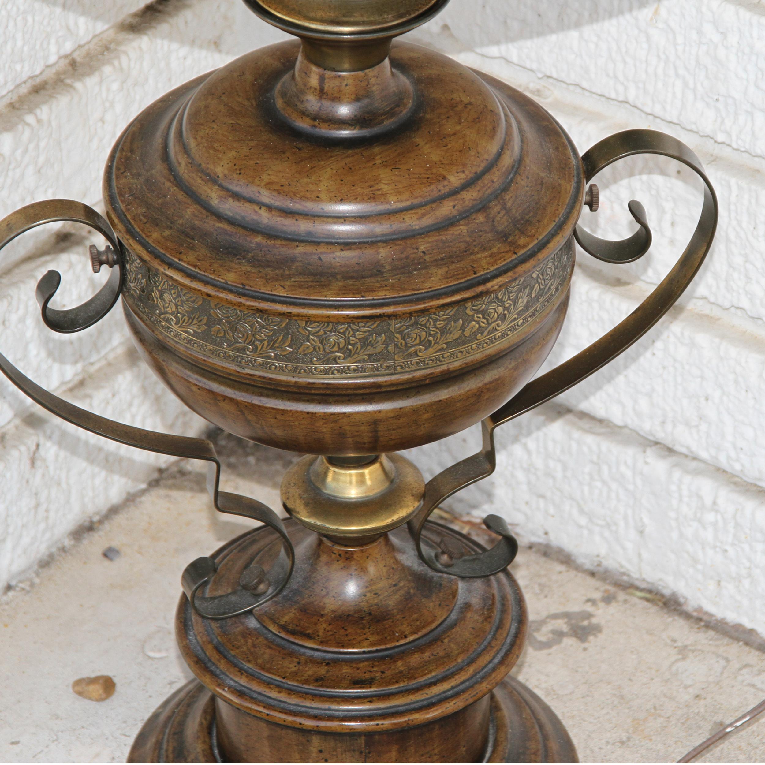Lampe de table sculpturale vintage en bois et laiton Bon état - En vente à Pasadena, TX