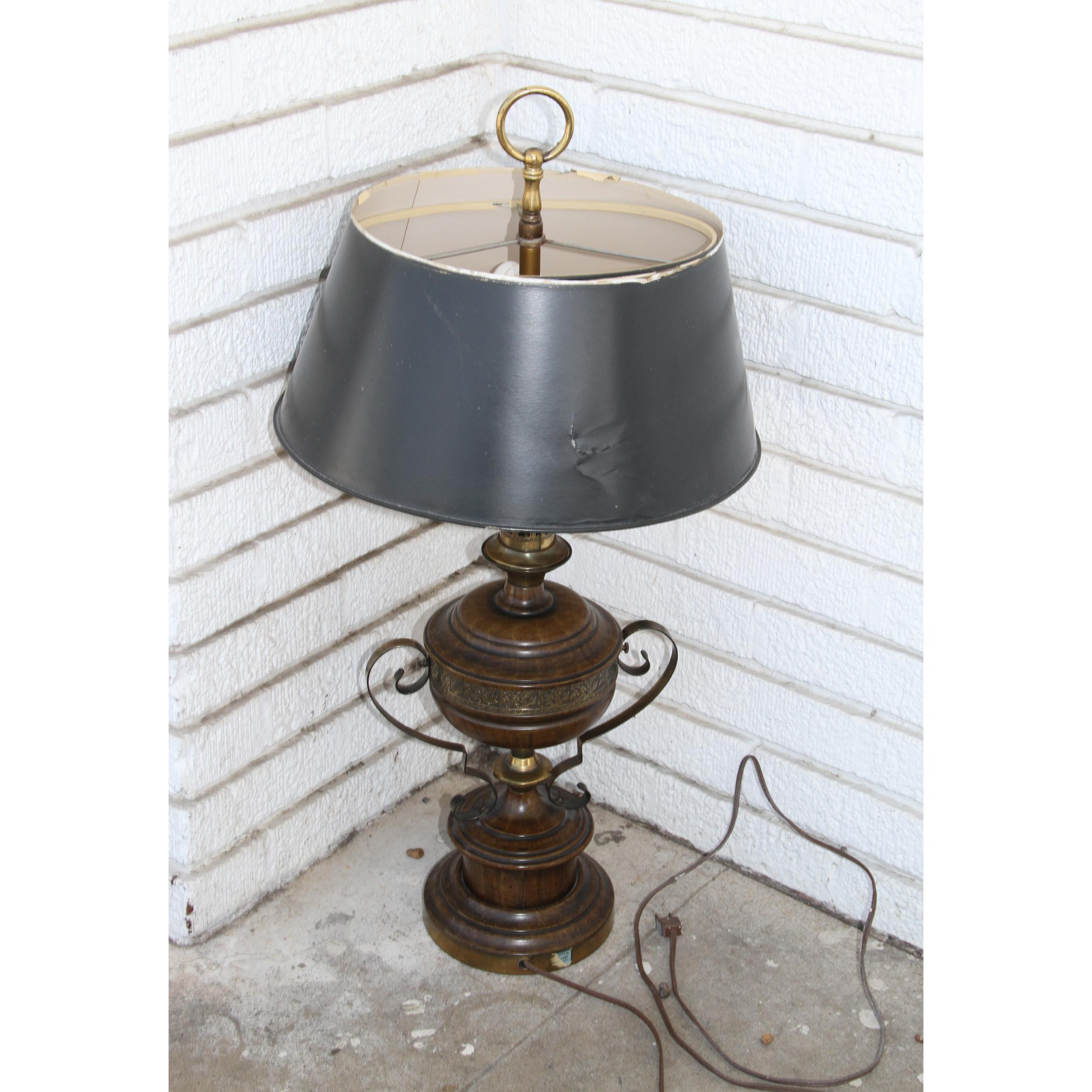 20ième siècle Lampe de table sculpturale vintage en bois et laiton en vente