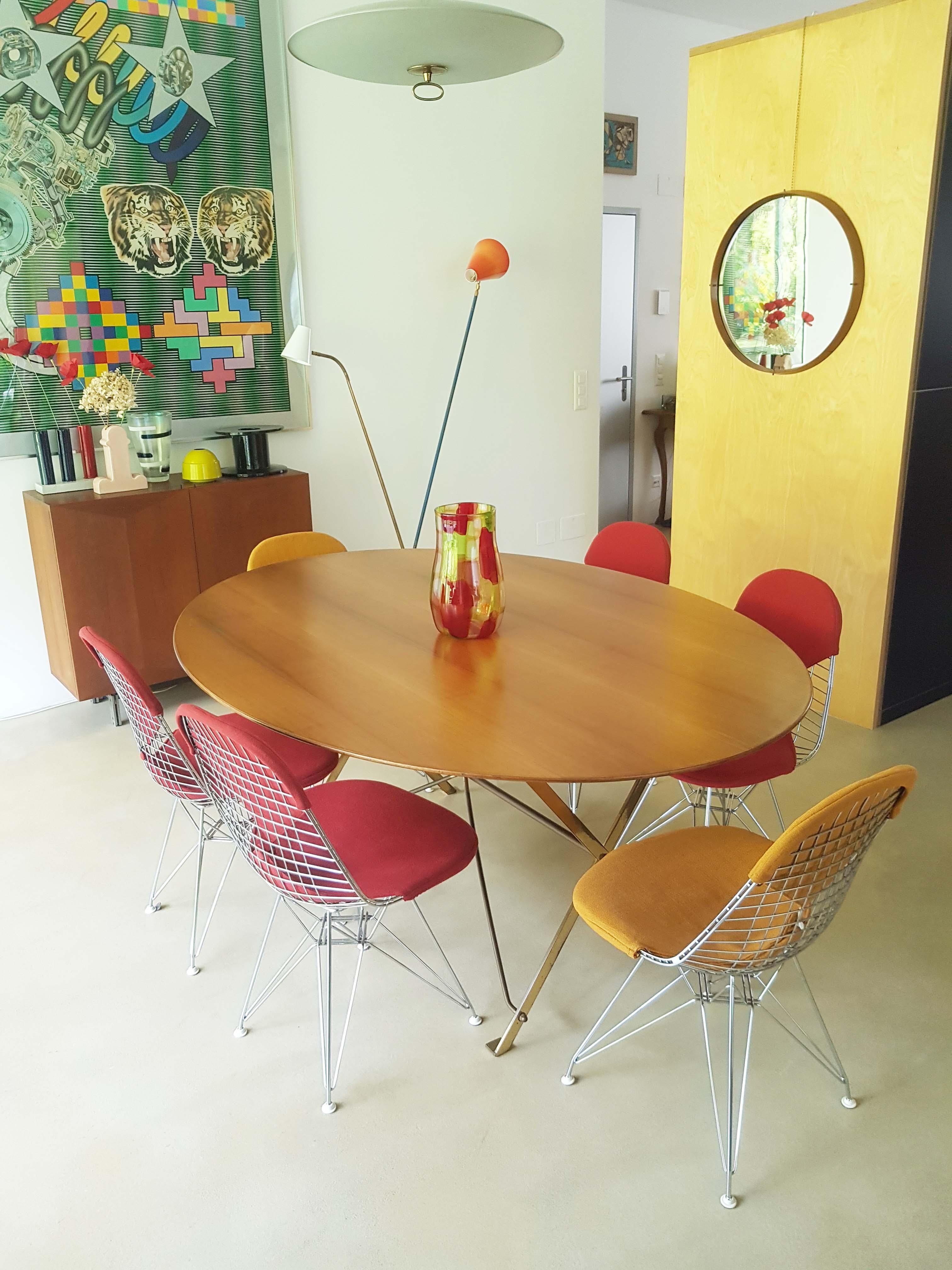 Cette table rare et emblématique a été conçue par Caccia Dominioni en 1947 et produite par Azucena. Il se caractérise par une structure pliante en laiton doré avec un plateau en bois fin et élégant. Il reste dans un très bon état vintage : le