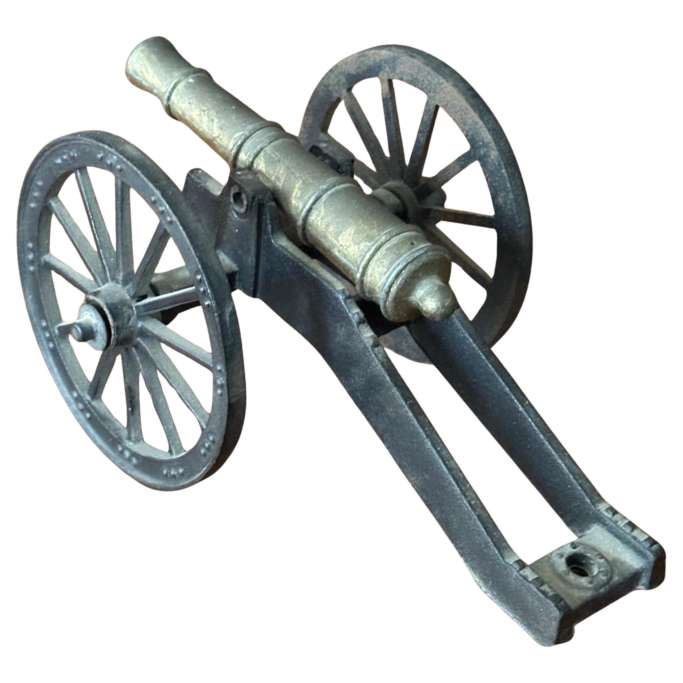 Modèle de canon vintage en bois et bronze