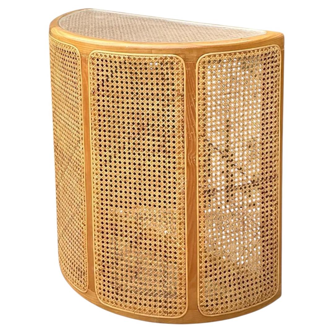 Mesa consola semilunar vintage de madera y mimbre en venta