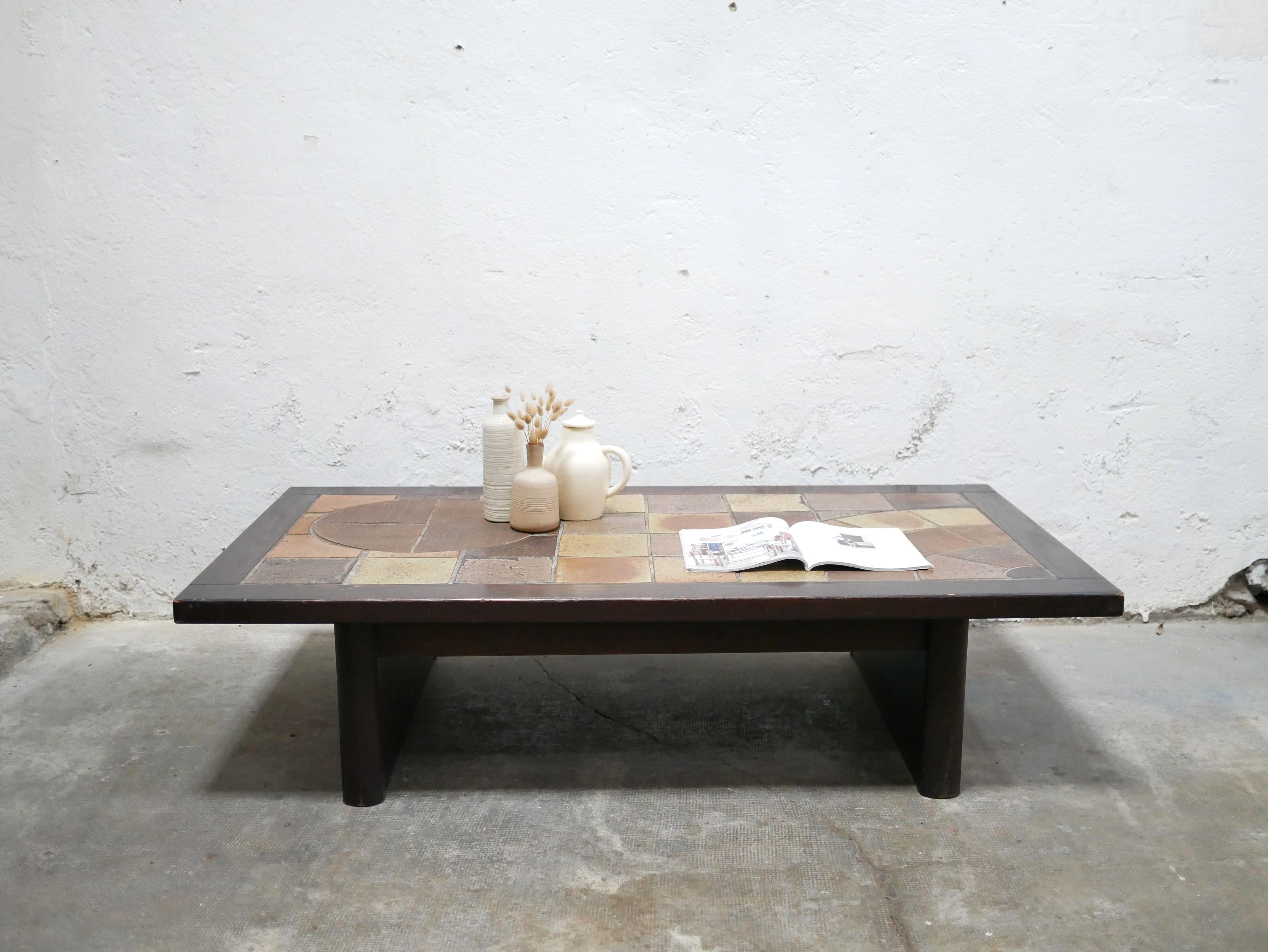 Table basse en céramique et bois datant des années 60.
 
Avec sa couleur minérale et organique, et ses lignes modernes, il sera parfait dans une décoration rustique et brute. Pièce maîtresse du salon, il apportera beaucoup d'élégance et de