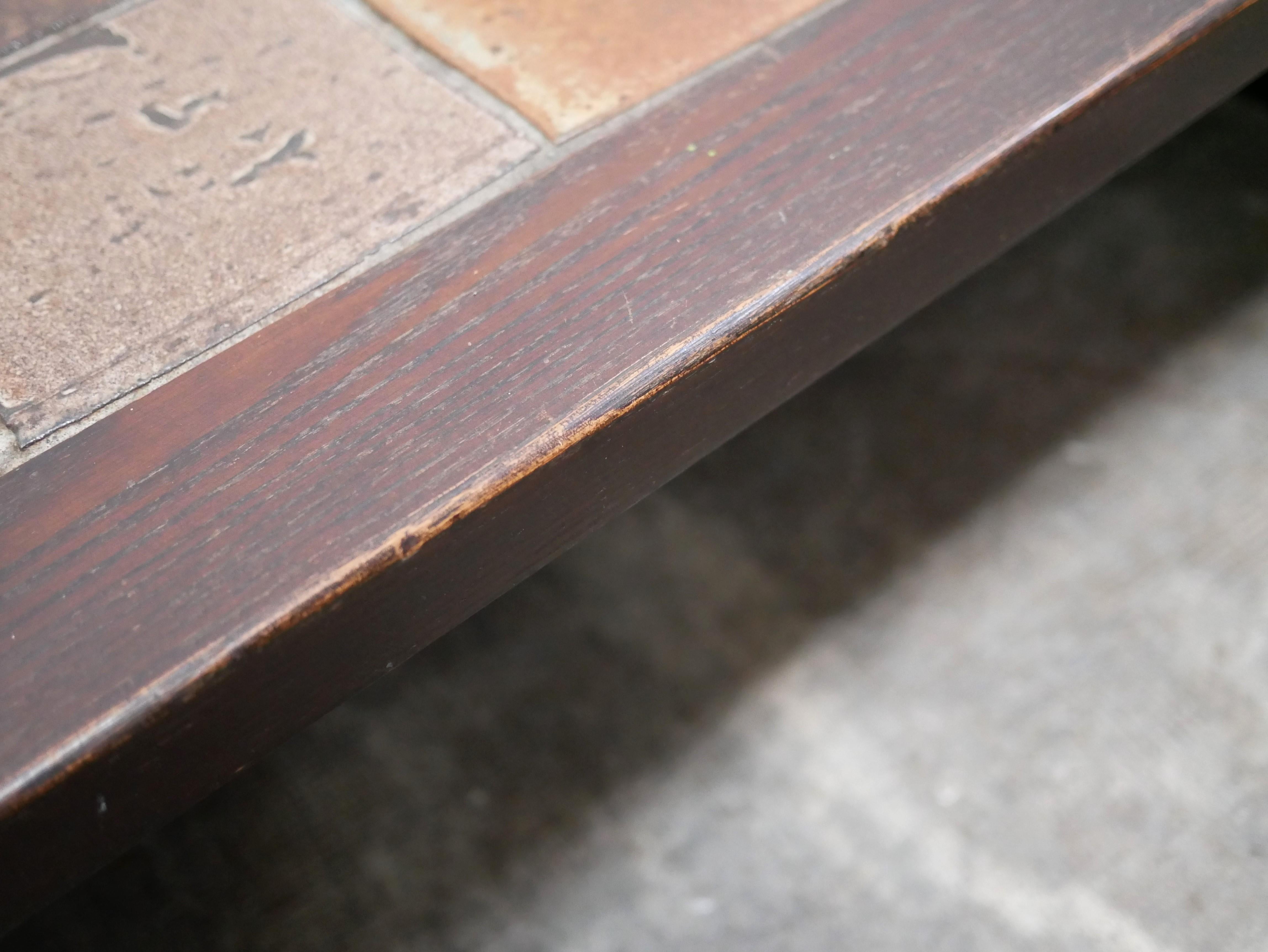 Bois Table basse vintage en bois et céramique en vente