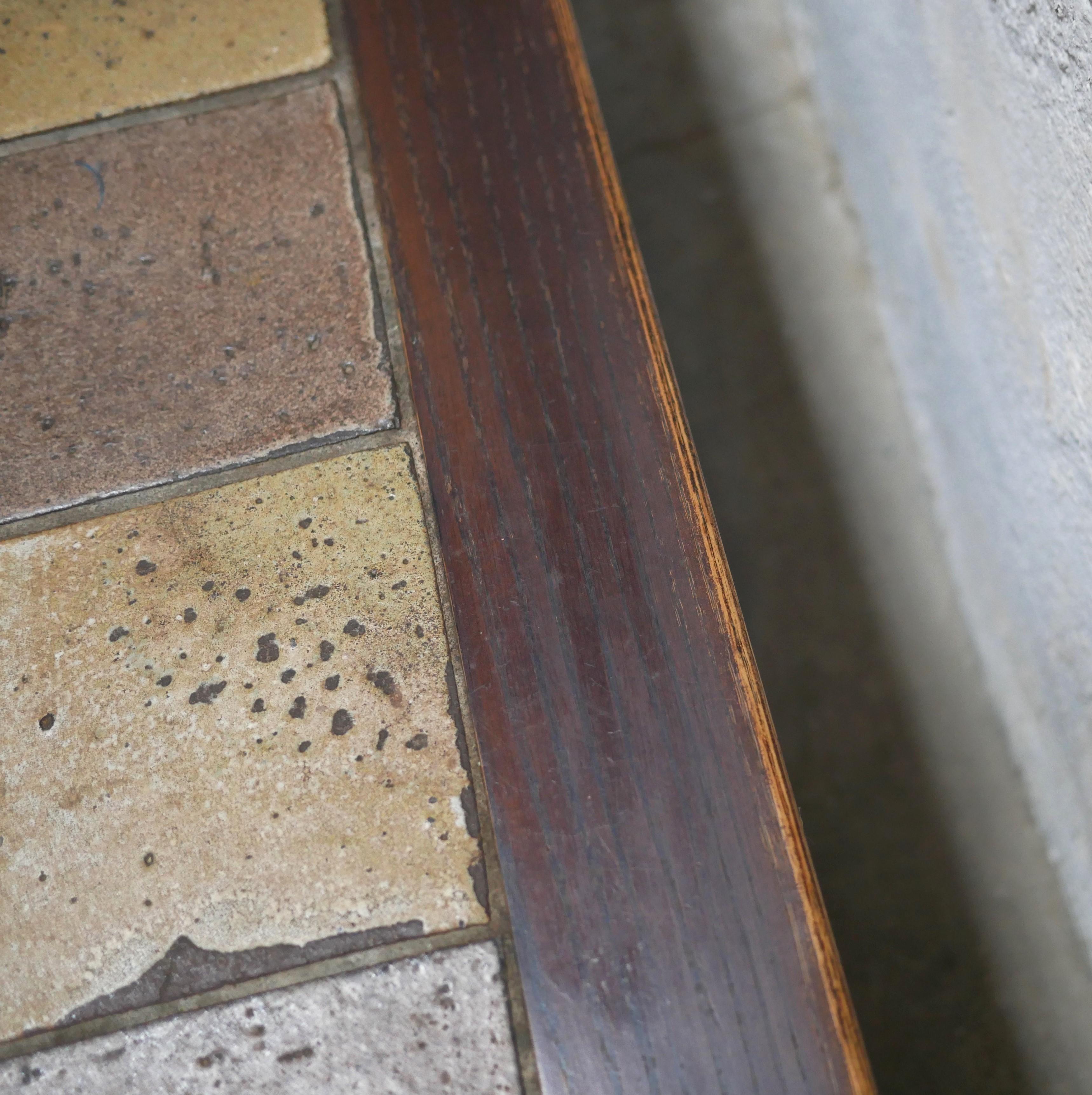 Table basse vintage en bois et céramique en vente 2