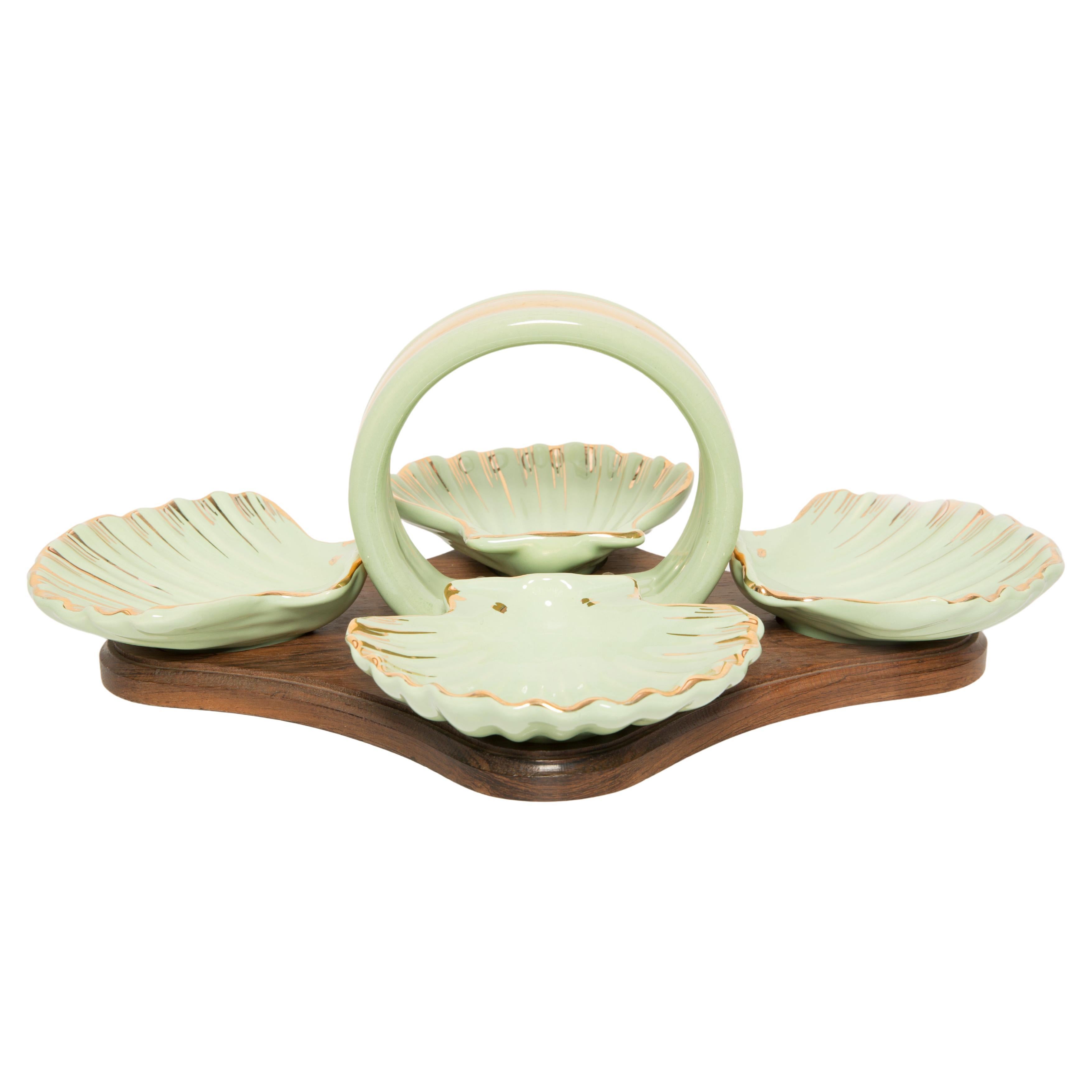 Plato decorativo vintage de madera y cerámica de conchas verdes, Francia, años 60