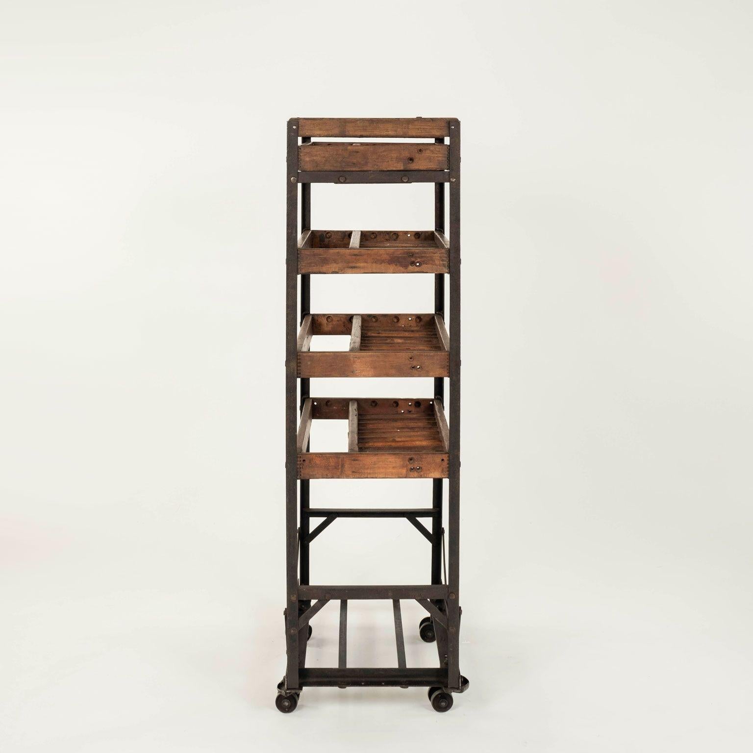 Chariot de bar français vintage en bois et fer sur roulettes 4