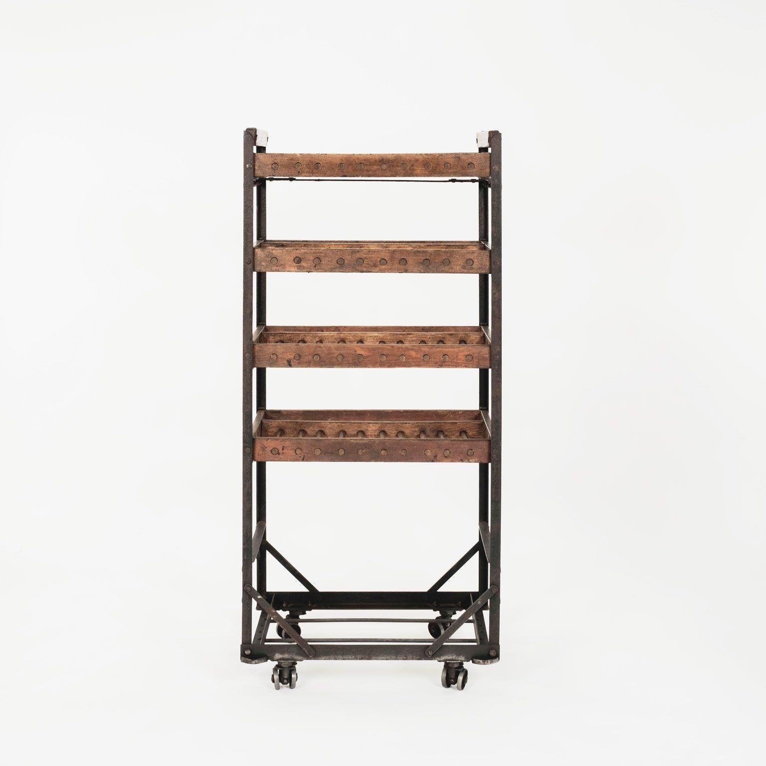 Chariot de bar français vintage en bois et fer sur roulettes 5