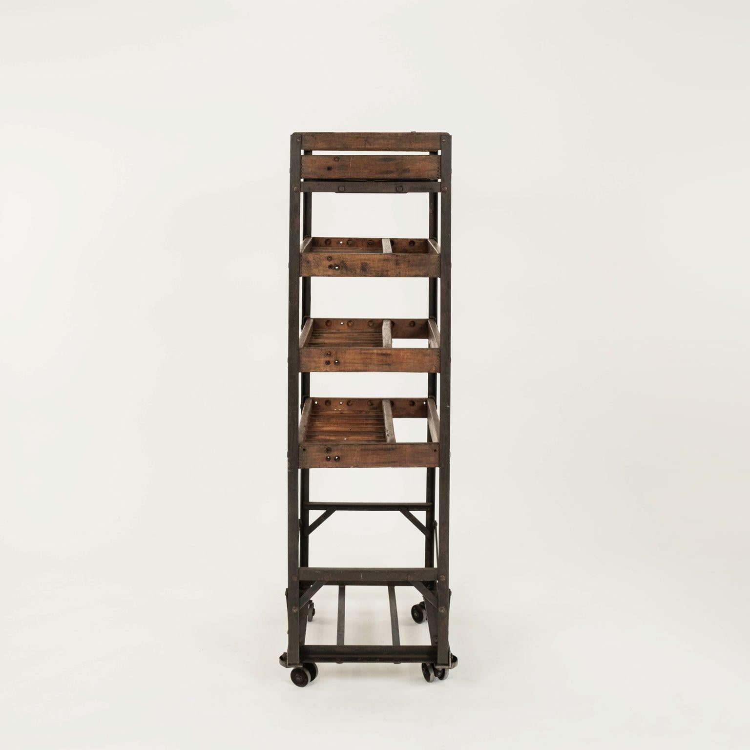 Chariot de bar français vintage en bois et fer sur roulettes 7