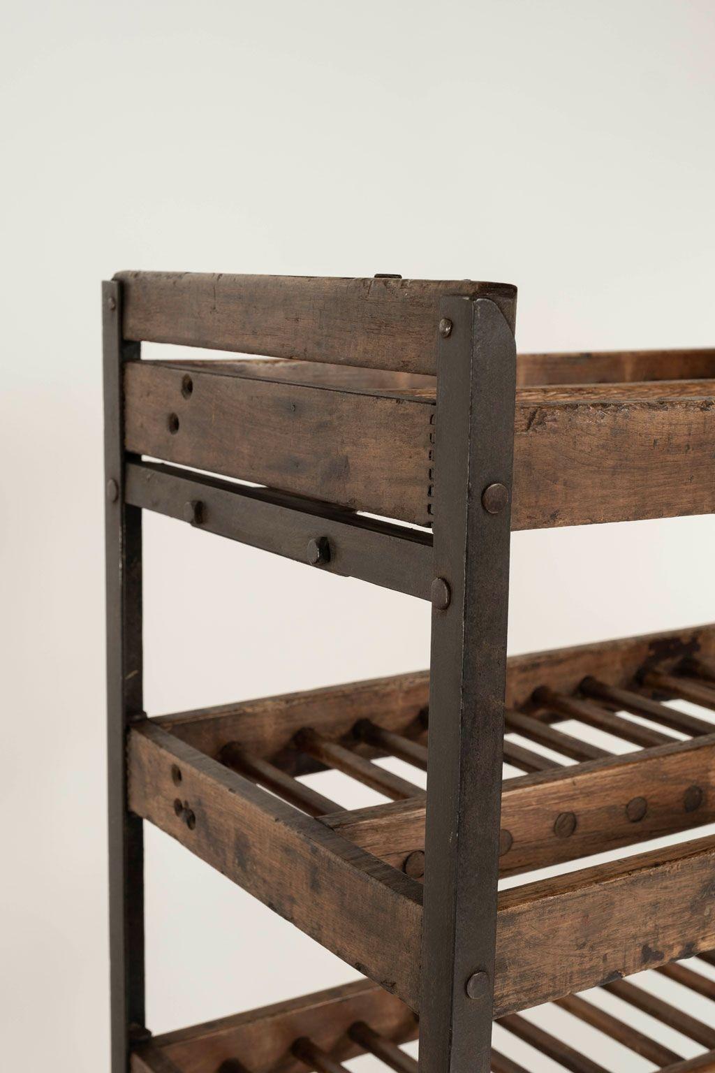 Chariot de bar français vintage en bois et fer sur roulettes. Des étagères pour ranger les bouteilles et les verres à pied, ainsi qu'un espace pour les étagères inférieures.