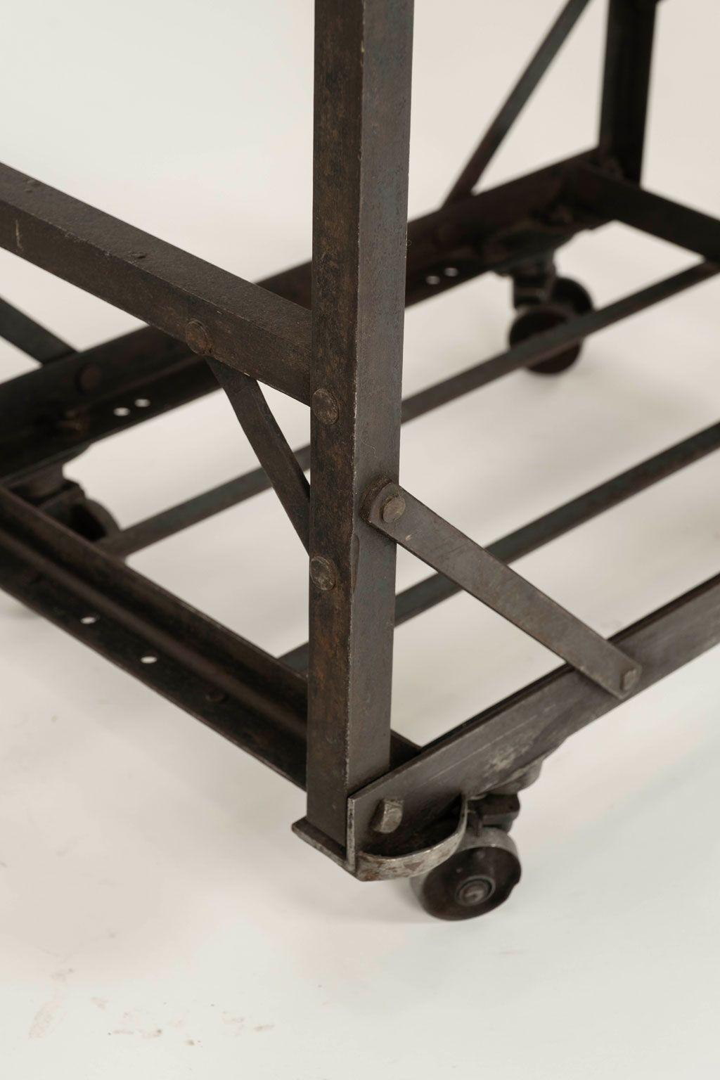 20ième siècle Chariot de bar français vintage en bois et fer sur roulettes