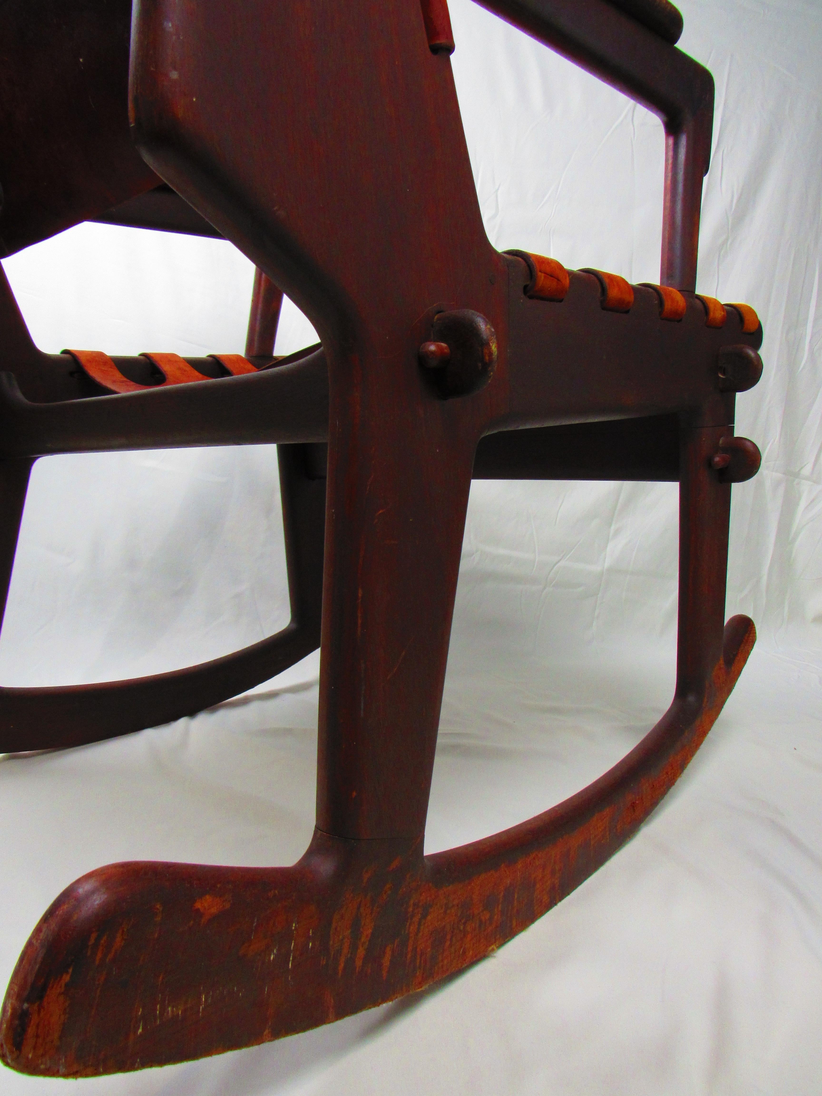 Angel Pazmino rocking chair, vintage wood and leather For Sale 1