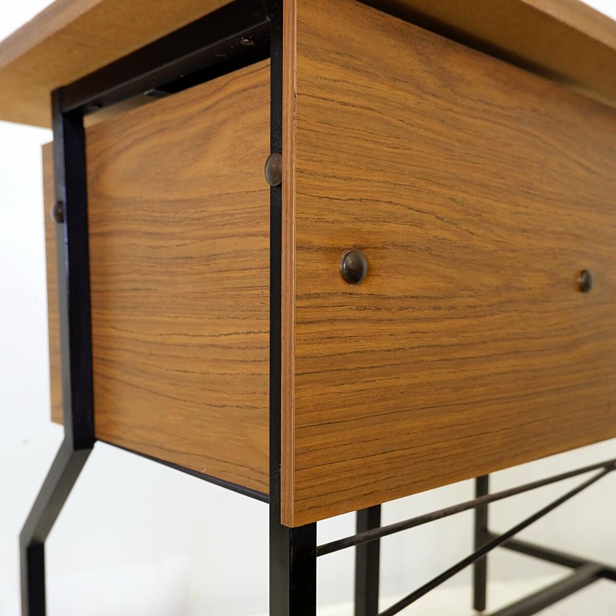 Scrivania vintage in legno e metallo - Anni '60 In condizioni buone in vendita a Uccle, BE