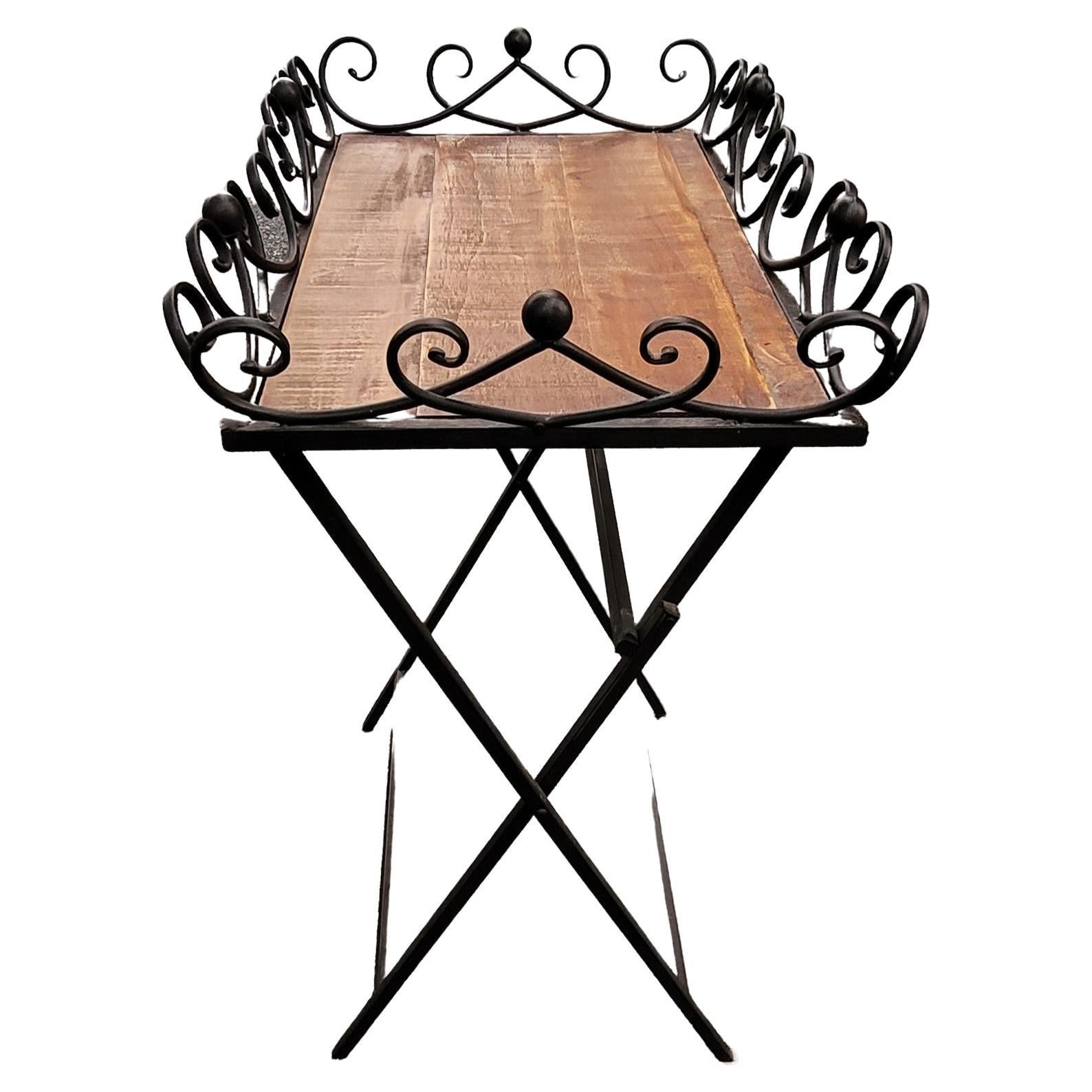 Américain Table à plateau pliante vintage en bois et métal avec galerie en vente