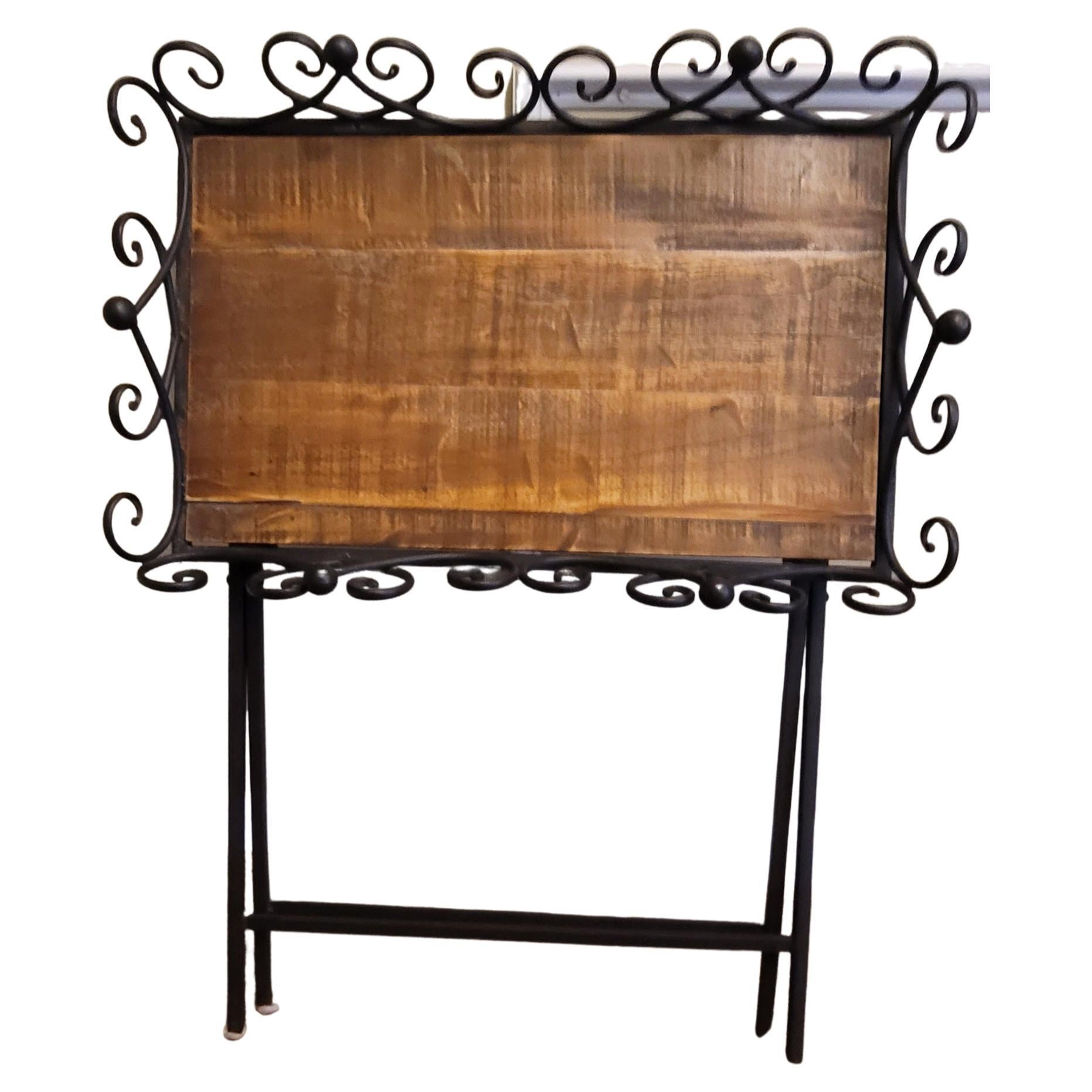Ferronnerie Table à plateau pliante vintage en bois et métal avec galerie en vente