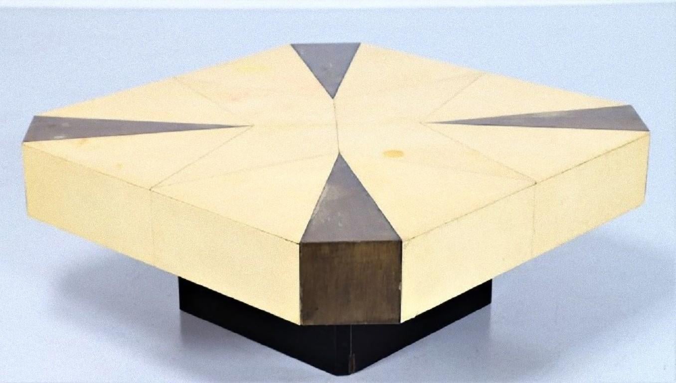 Dieser Vintage-Tisch aus Pergament ist ein Design-Möbelstück, das von Aldo Tura (zugeschrieben) in den 1950er Jahren entworfen wurde.

Eleganter rechteckiger Tisch aus Holz und Pergament.

Exquisit und beispielhaft für die hohe Qualität und die