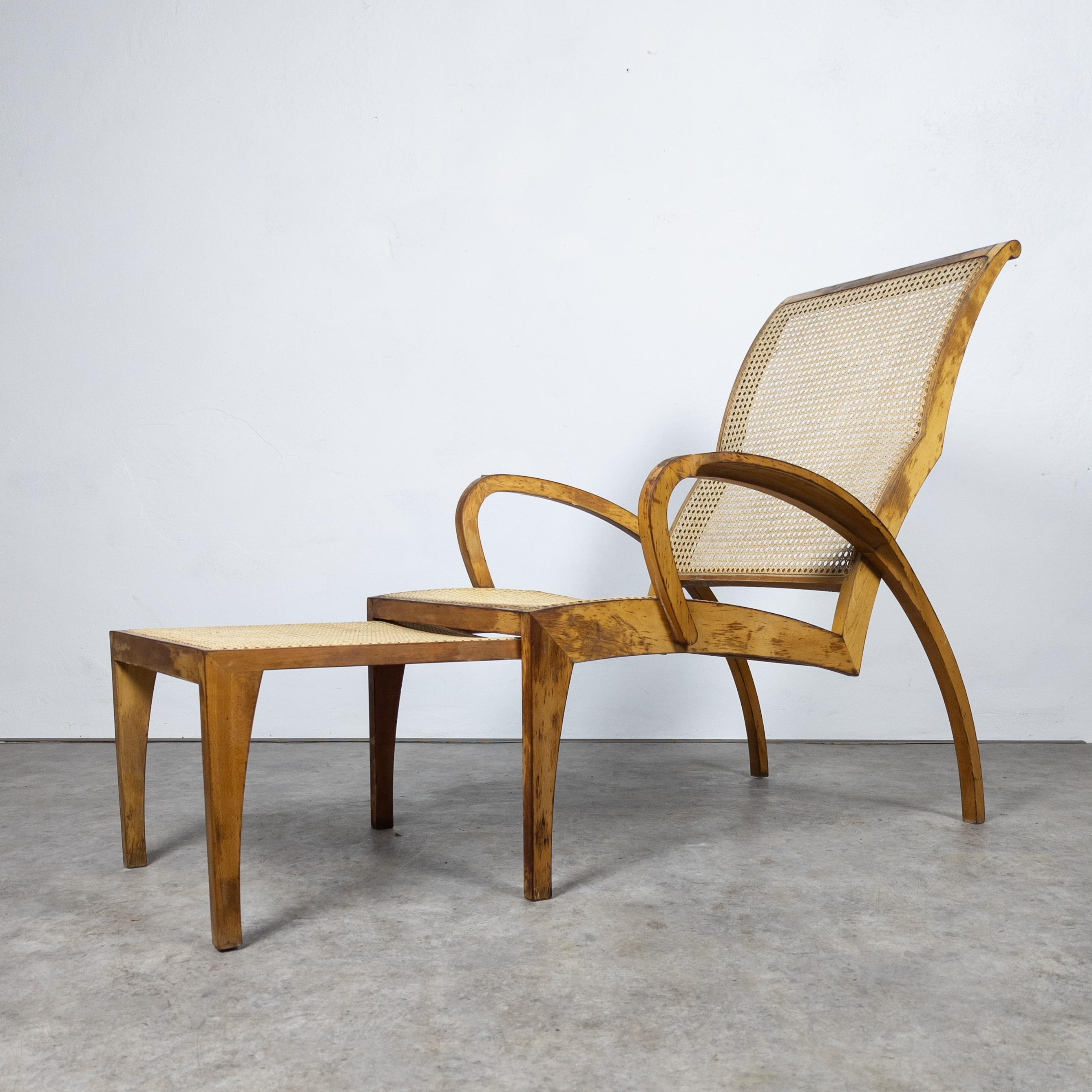 Chaise lounge vintage dal design inconfondibile, con poggiapiedi estraibile integrato. Realizzato in legno leggero di conifera e rattan naturale da Krasna JIzba nella Cecoslovacchia degli anni '30. In buone condizioni originali, con una patina