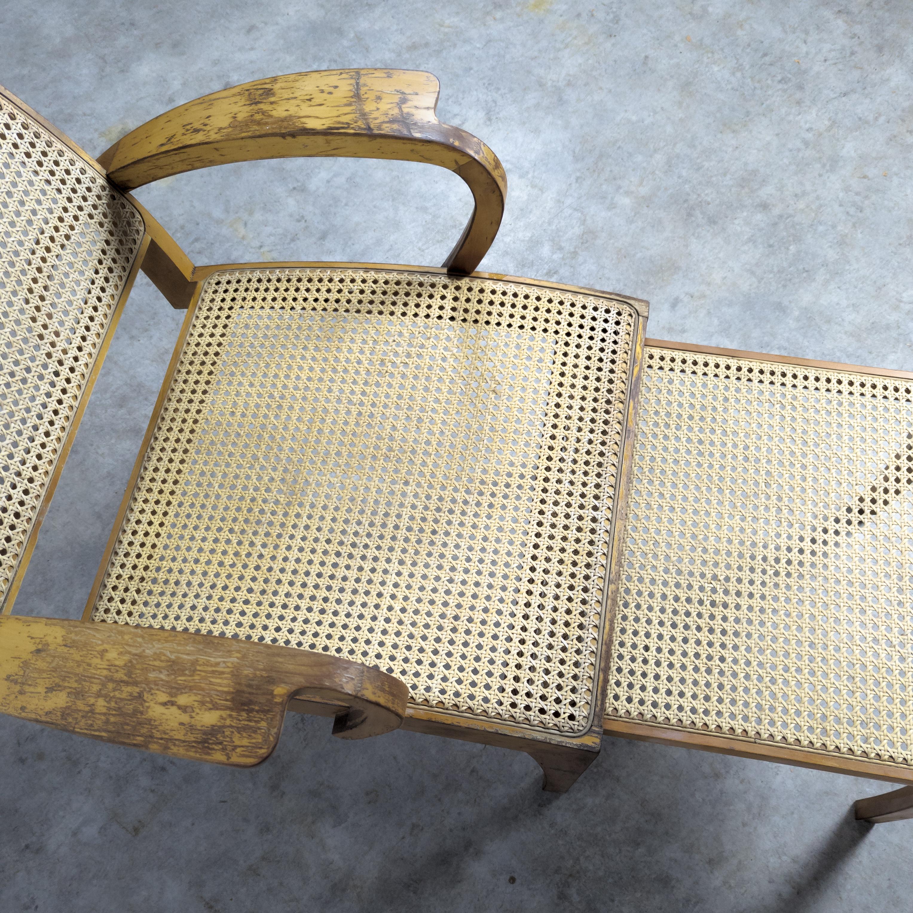 Chaise lounge da patio in legno e rattan d'epoca di Krasna JIzba 1930 in vendita 2