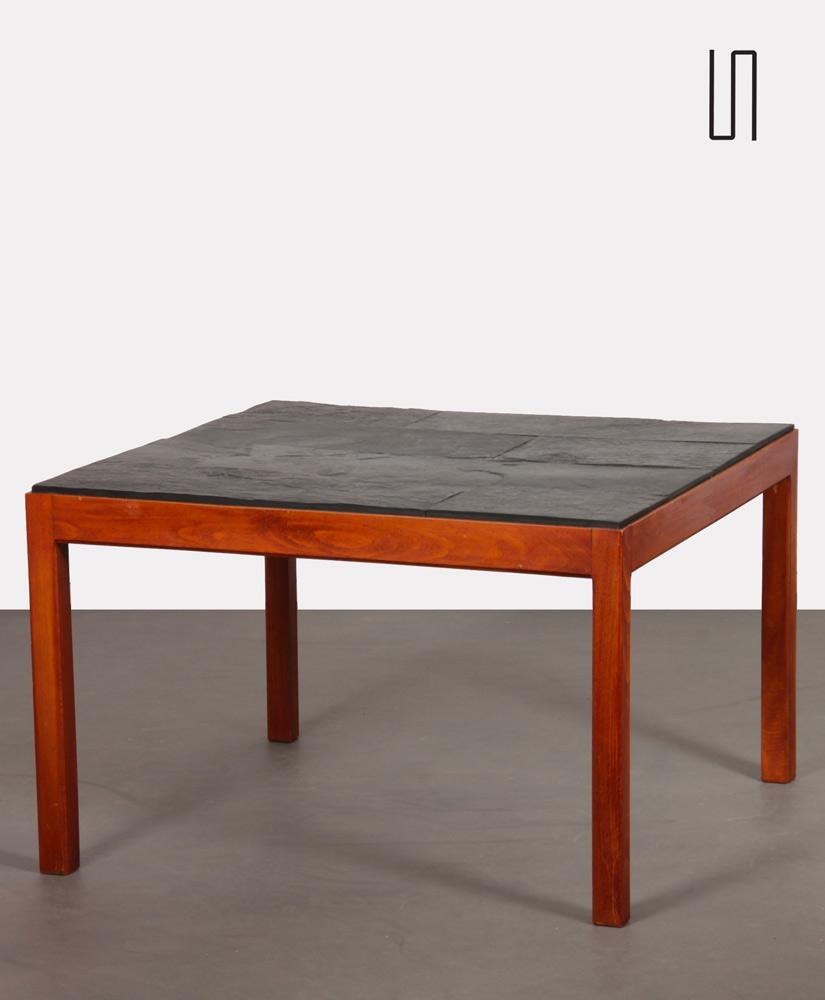 La structure de cette table basse est en bois et le plateau est en ardoise. Ce meuble des années 1970 est en bon état d'origine. 