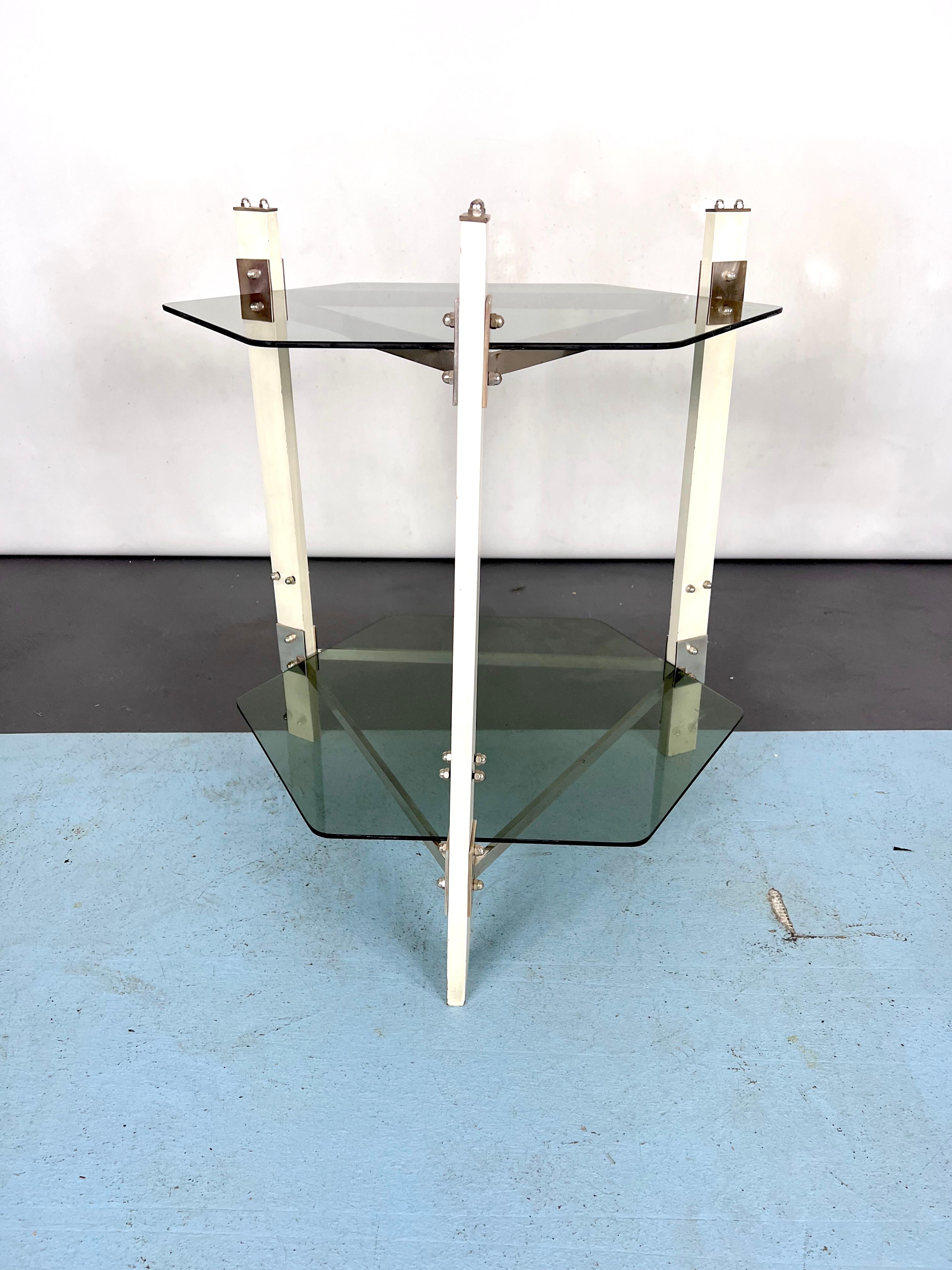 Beistelltisch aus Vintage-Holz und Rauchglas. Italien 1970er Jahre (20. Jahrhundert) im Angebot