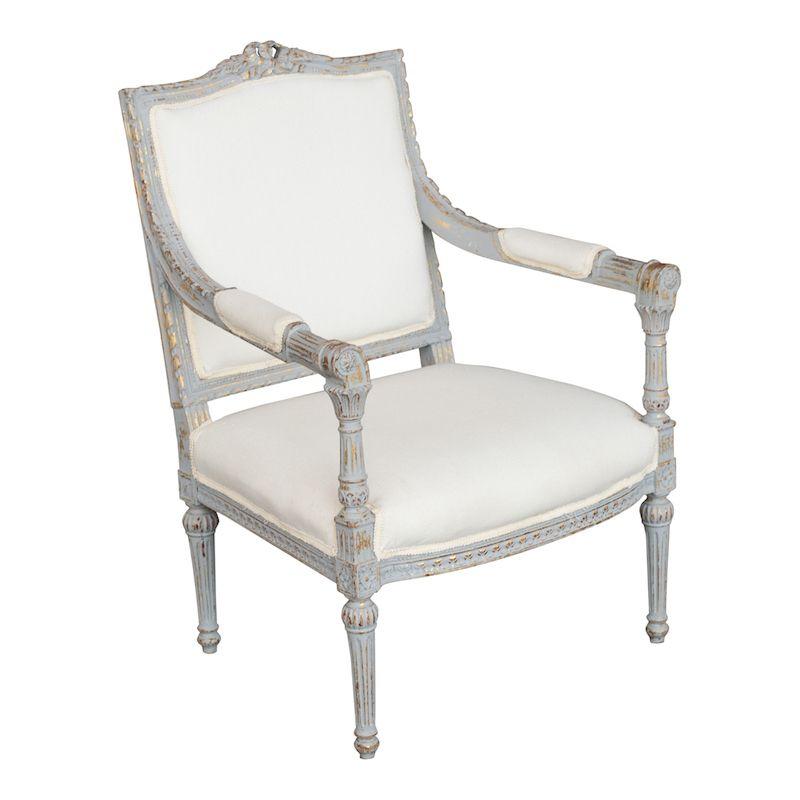 Une paire de fauteuils vintage en bois avec des détails classiques et des coussins en lin crème. Le cadre en bois des fauteuils présente de magnifiques détails ornés, conférant à cette pièce un charme vintage classique. Le cadre est peint en