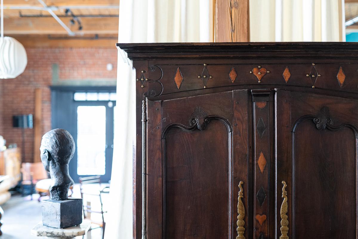 Vintage-Holzschrank mit Intarsien und Herzen im Zustand „Gut“ im Angebot in Westport, CT