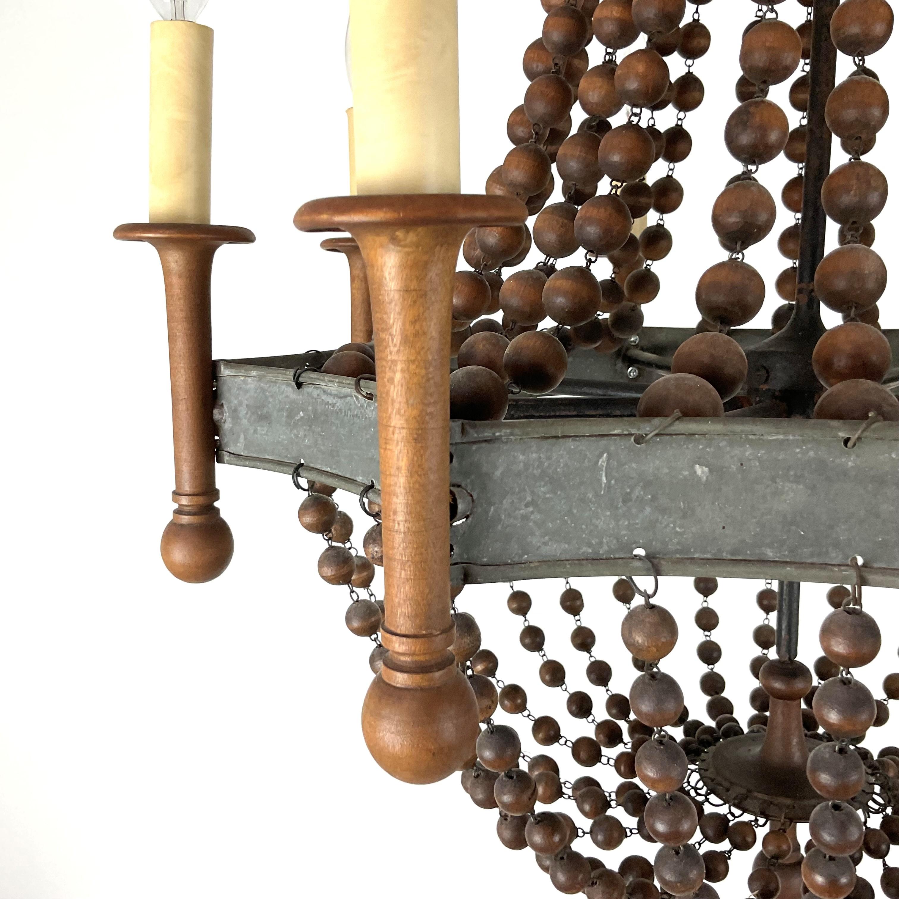 Stile provenzale Lampadario d'epoca in ottone verde e perline di legno in vendita