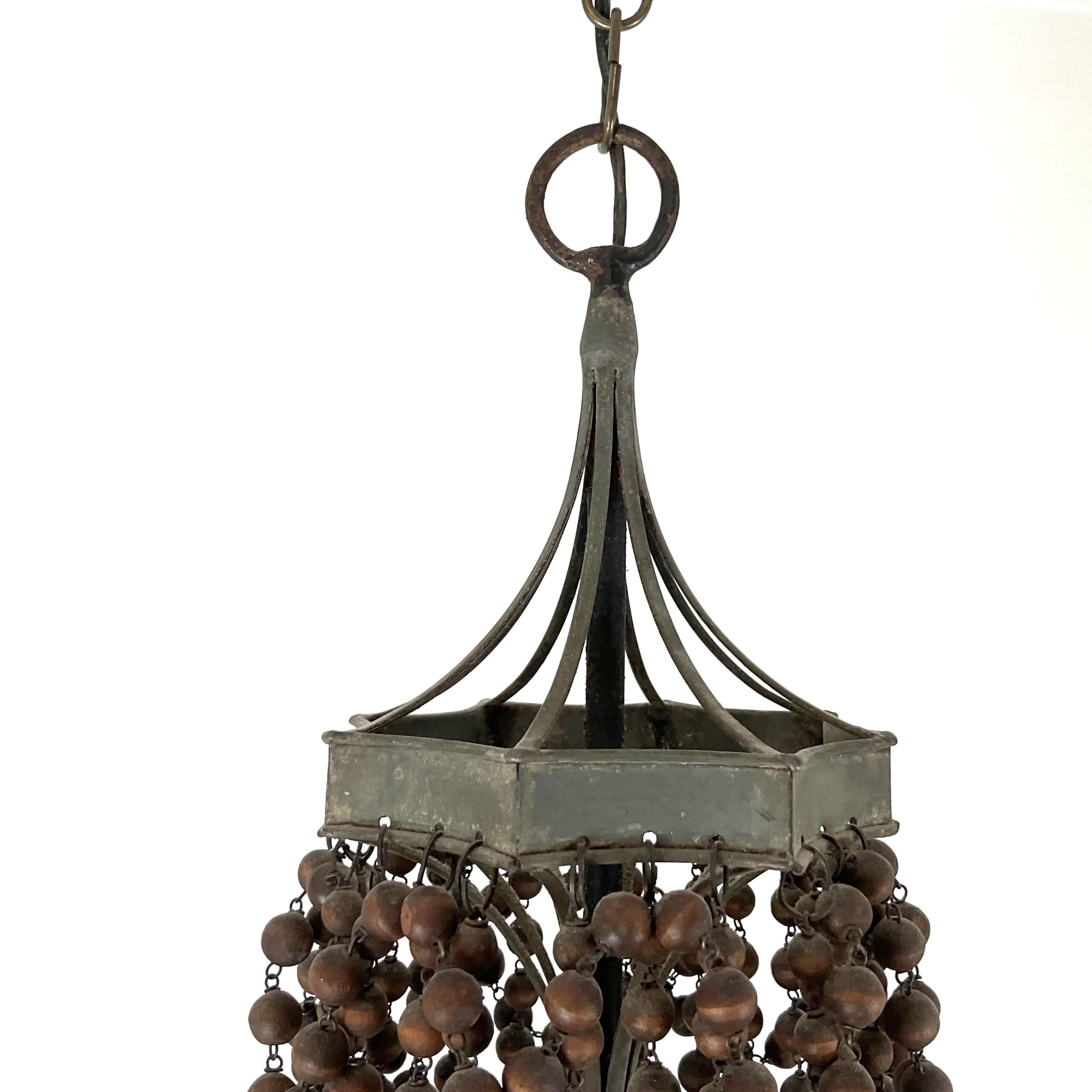Nordamericano Lampadario d'epoca in ottone verde e perline di legno in vendita