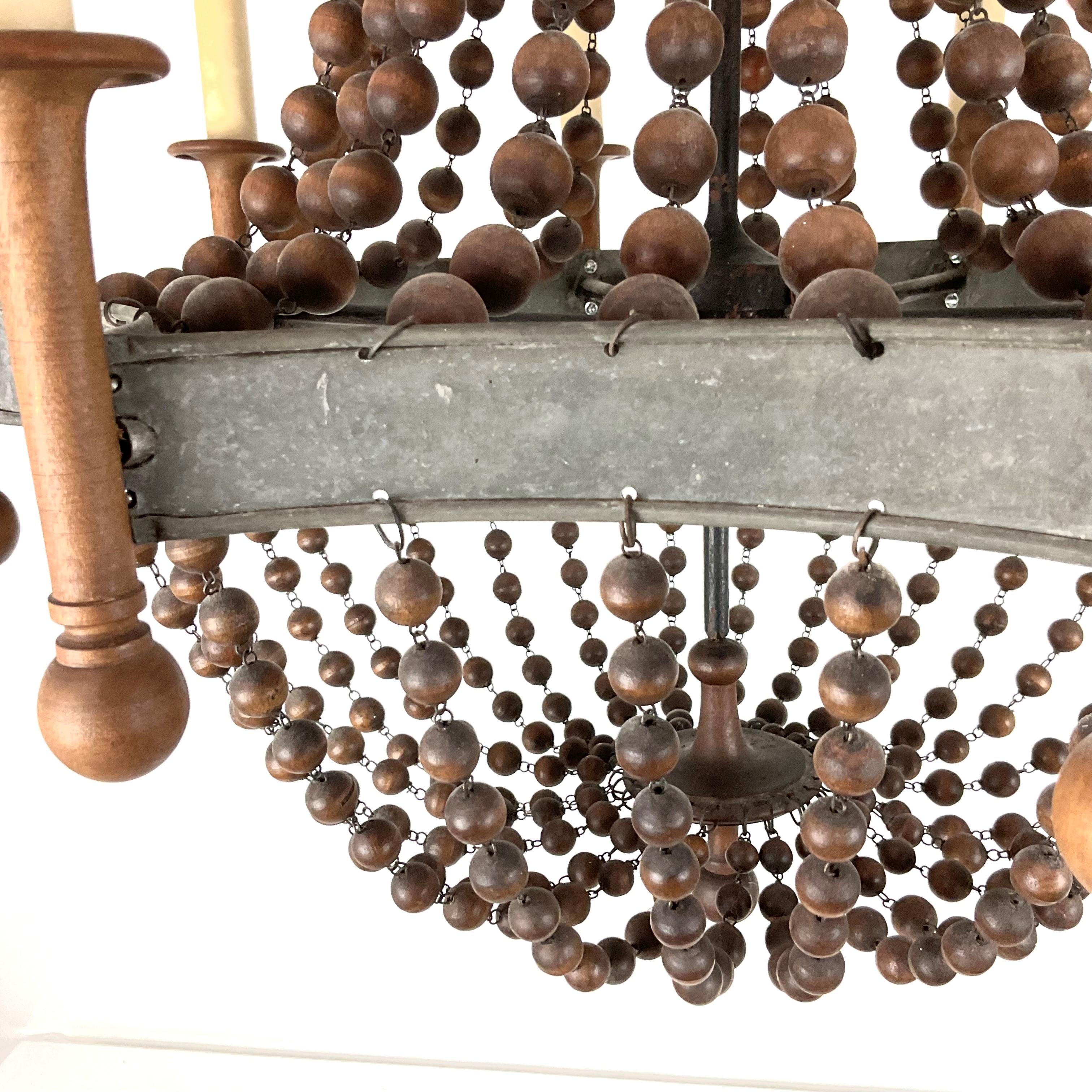 Lampadario d'epoca in ottone verde e perline di legno In condizioni buone in vendita a West Palm Beach, FL