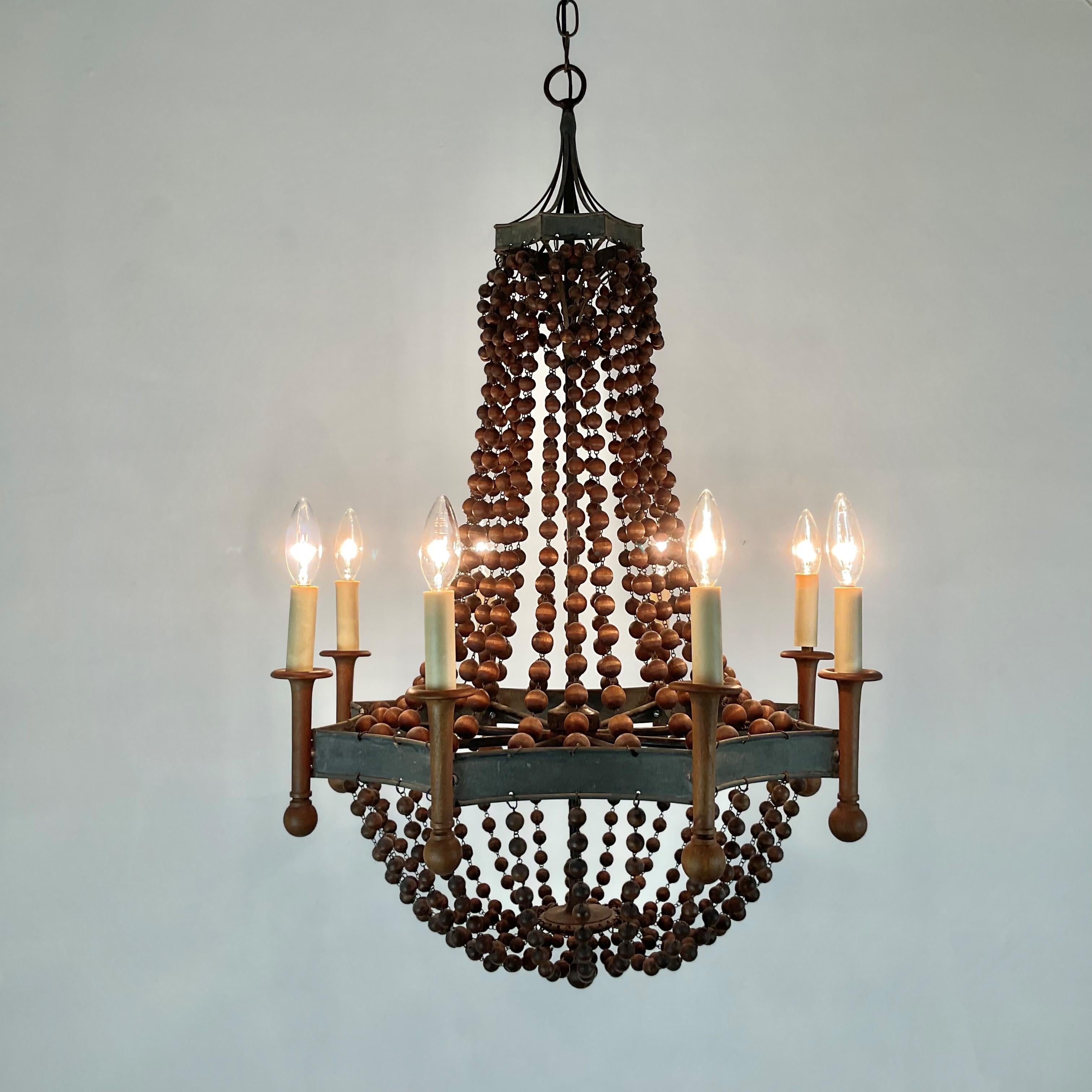 Lampadario d'epoca in ottone verde e perline di legno in vendita 2