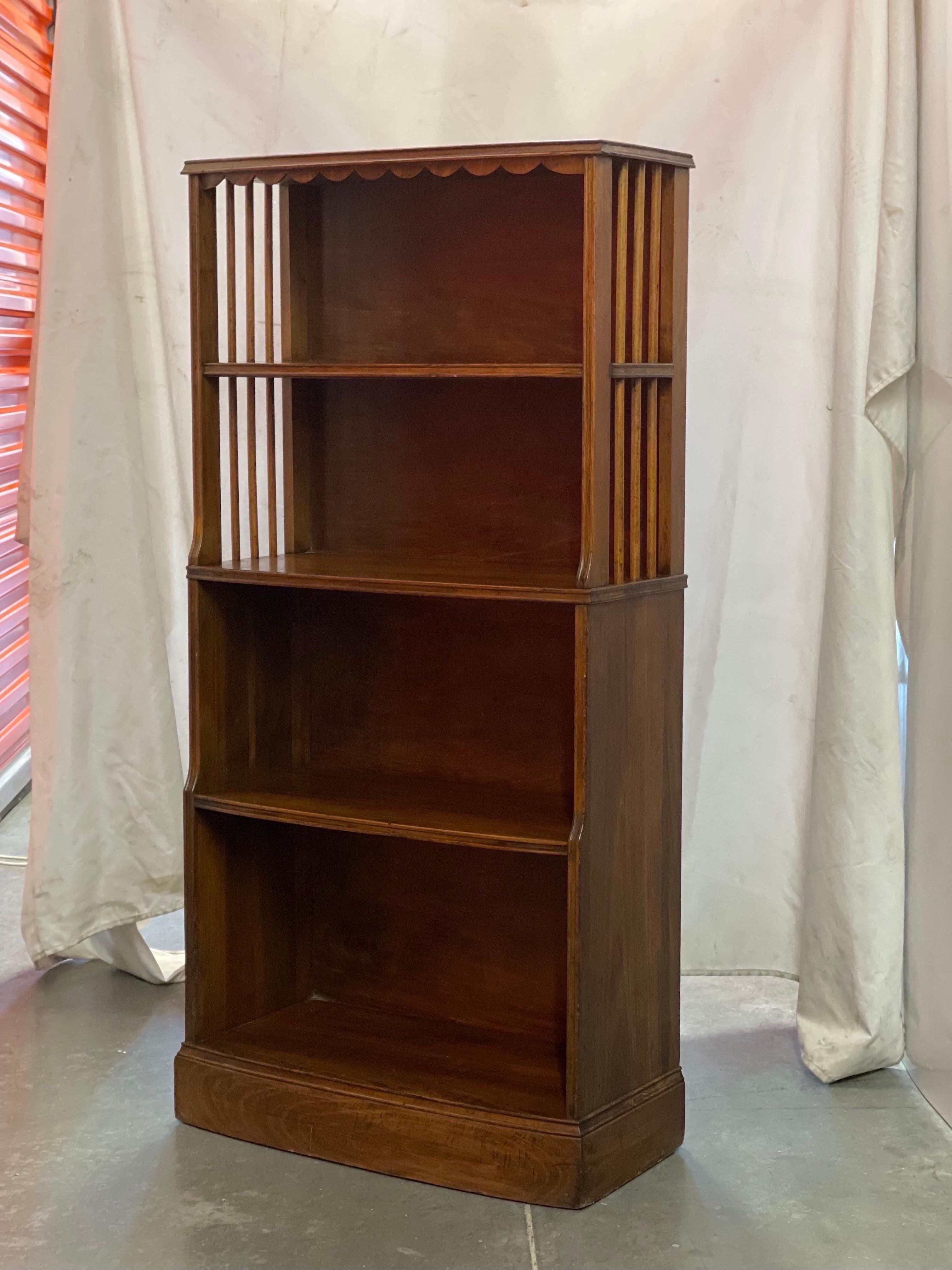 Estuche vintage de madera para libros finales del siglo XX en venta