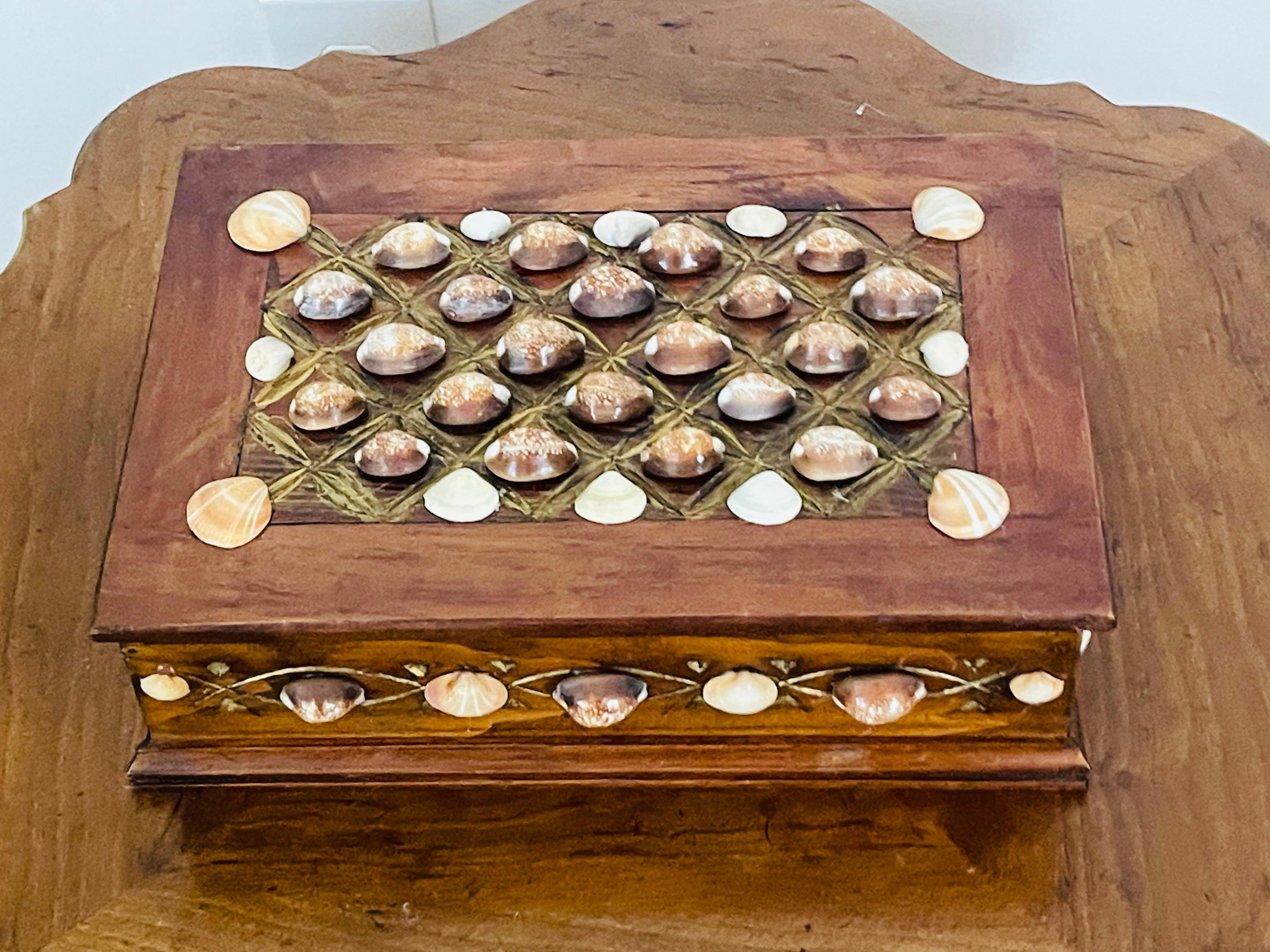 Legno intagliato d'epoca incrostato di conchiglie Sez cowrie nello stile di Tony Doucquett. Scatola a due piani. Con velluto rosso all'interno.
