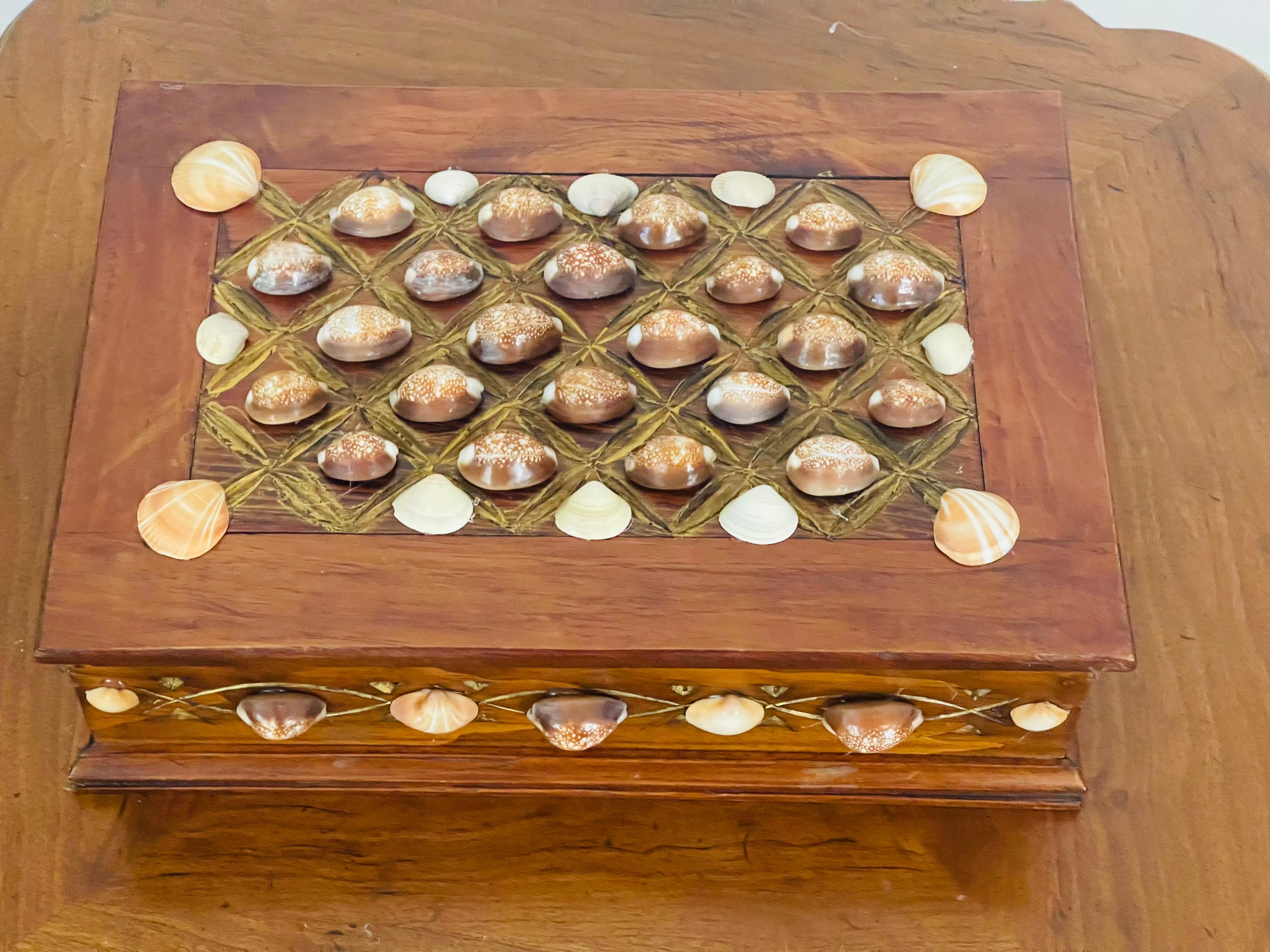 Classico americano Scatola Wooding d'epoca con conchiglie Sez in stile Tony Doucquett in vendita