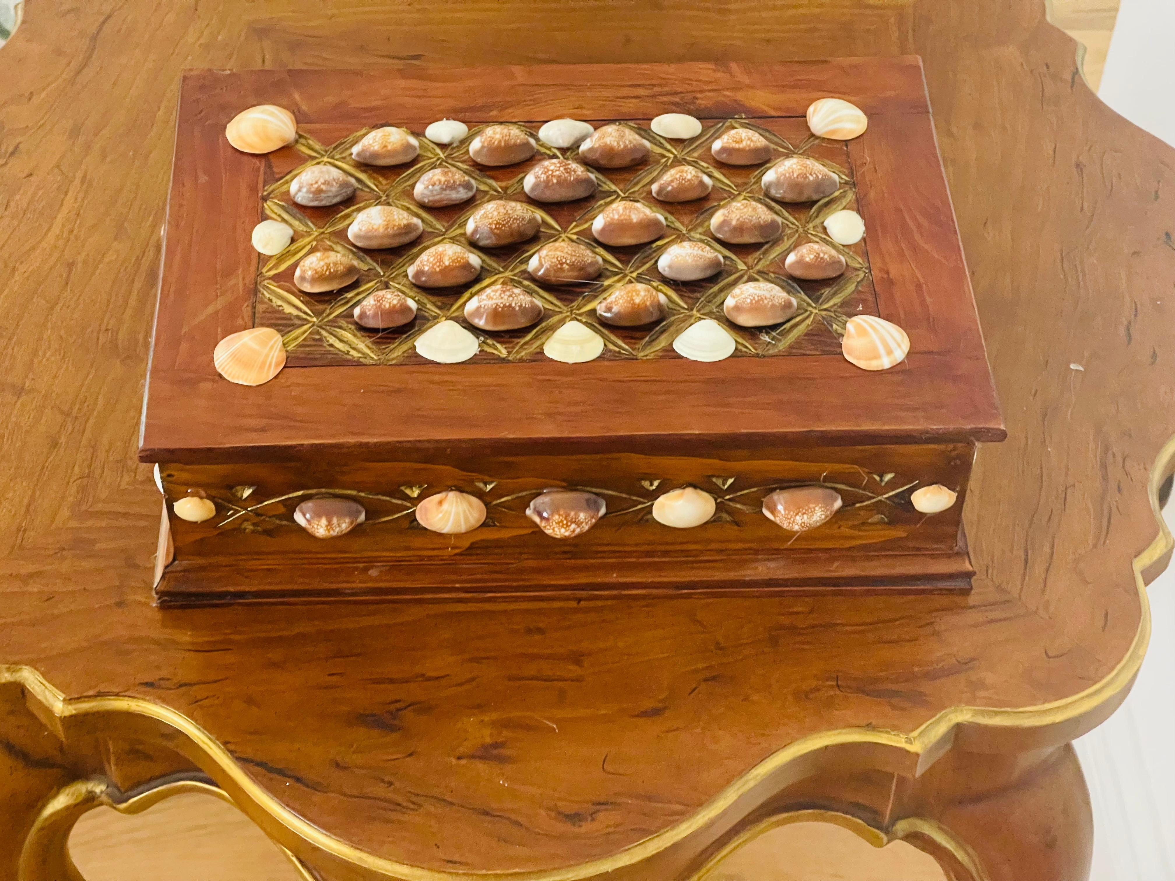 Scatola Wooding d'epoca con conchiglie Sez in stile Tony Doucquett In condizioni buone in vendita a Boca Raton, FL